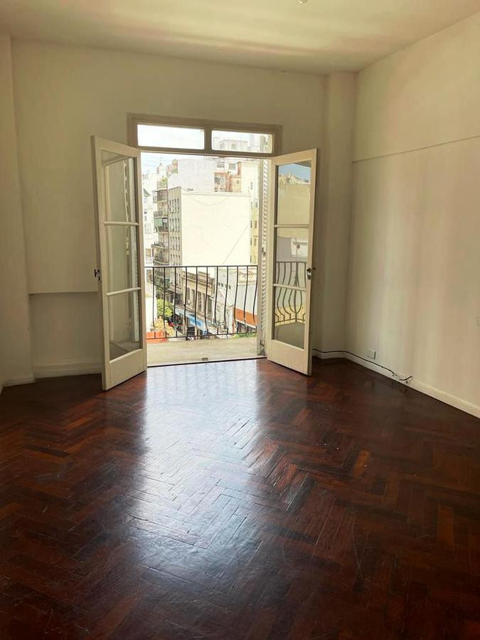 Apartamento de três ambientes com 2 quartos de frente para a rua em Balvanera