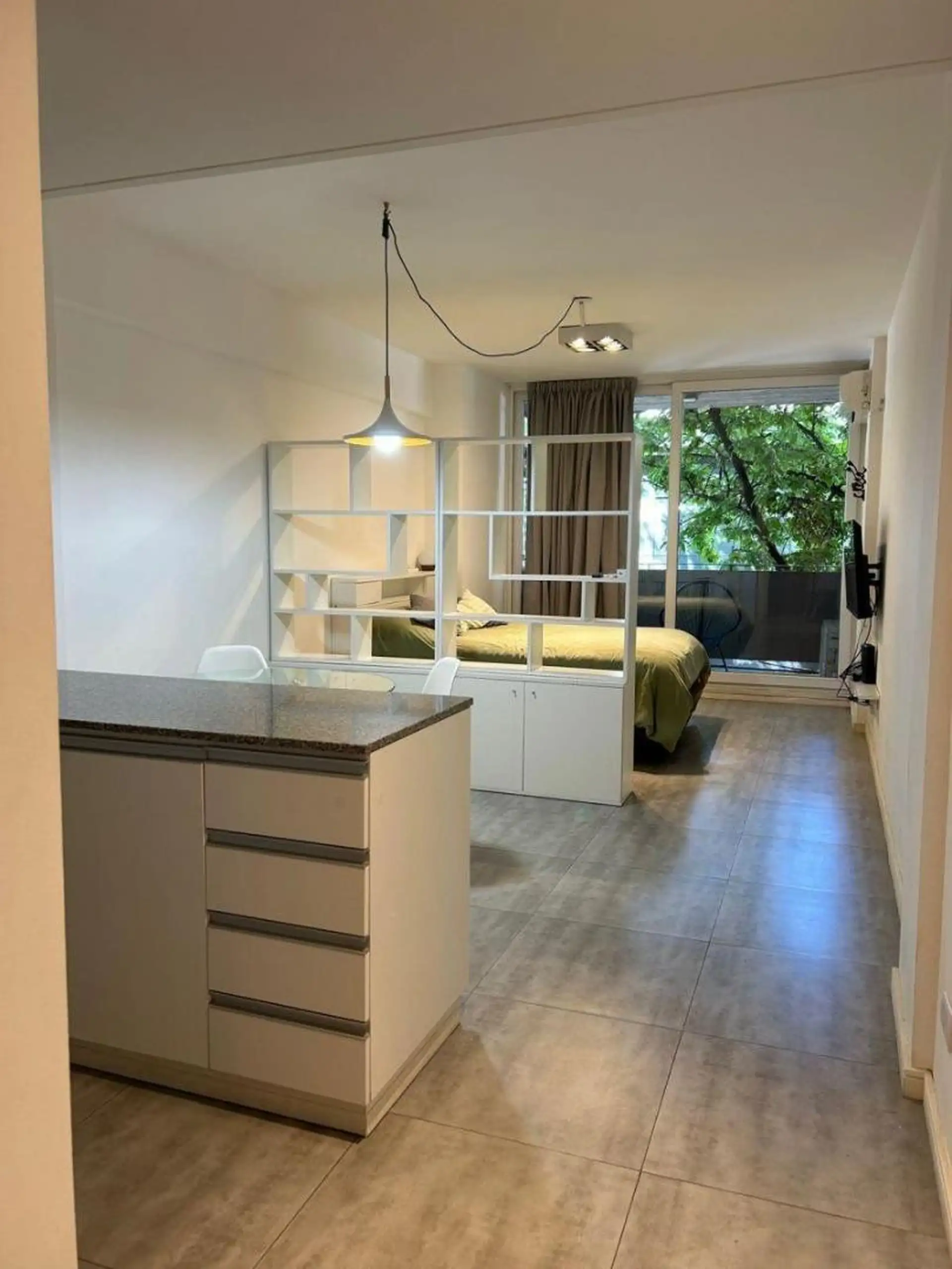 Kitnet mobiliada com varanda em Palermo Hollywood