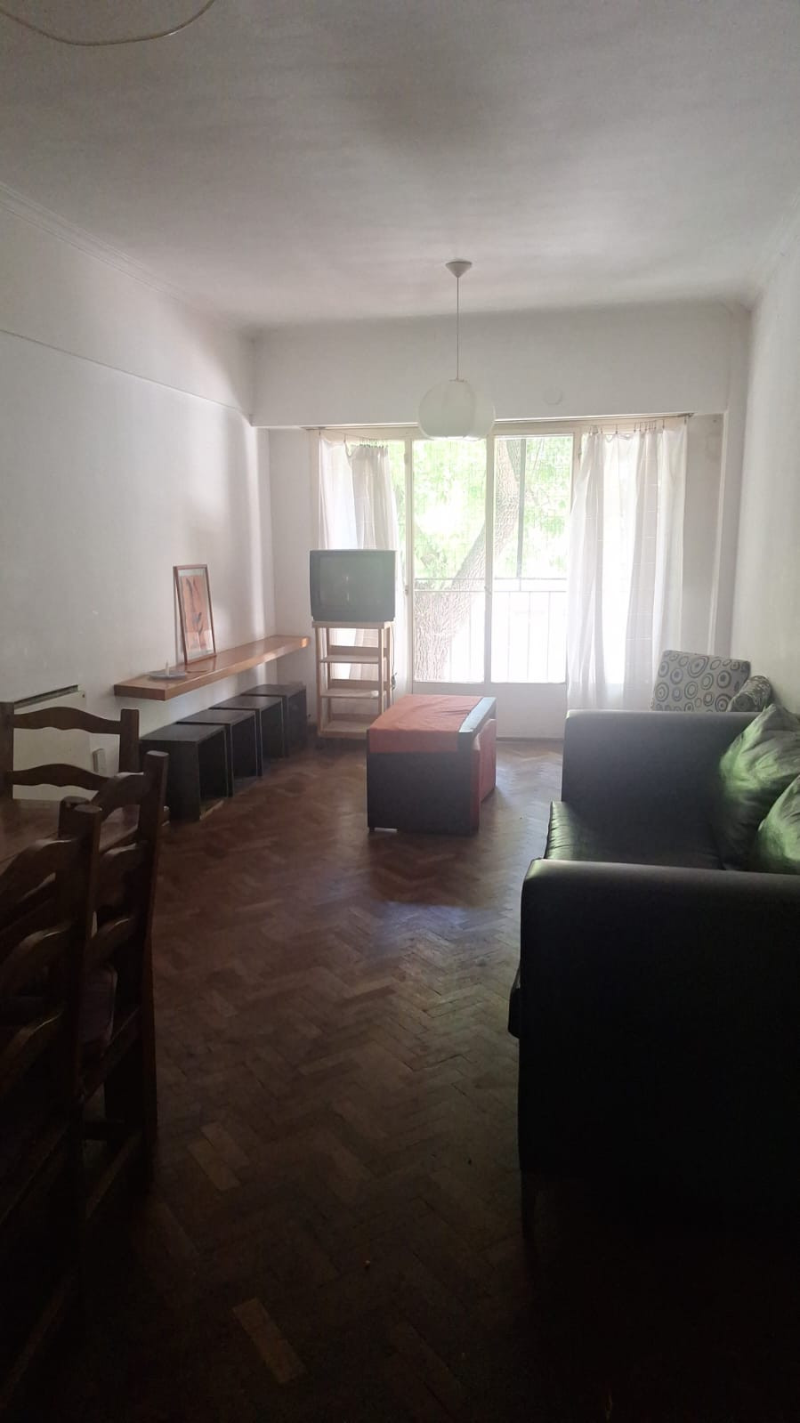 Apartamento com 2 dormitórios no 1º andar de frente para a rua em Balvanera