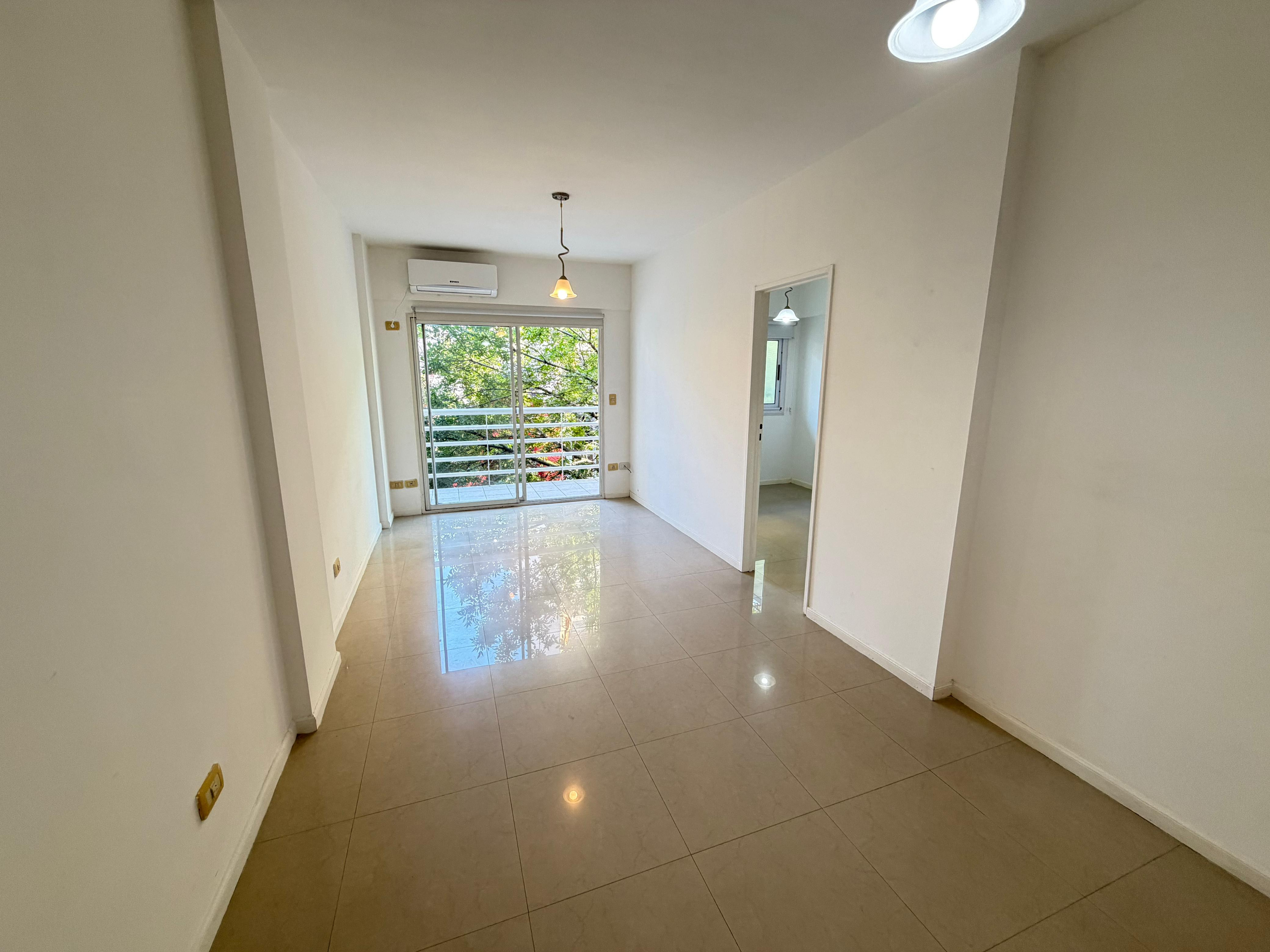 Apartamento de dois ambientes com varanda de frente em Flores