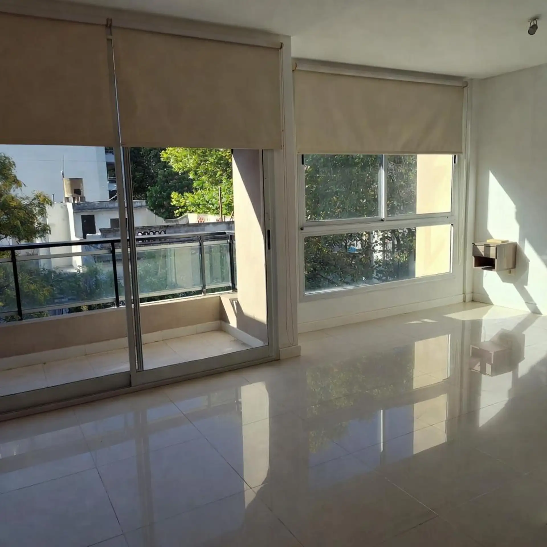 Apartamento de um e meio ambiente com varanda em Caballito