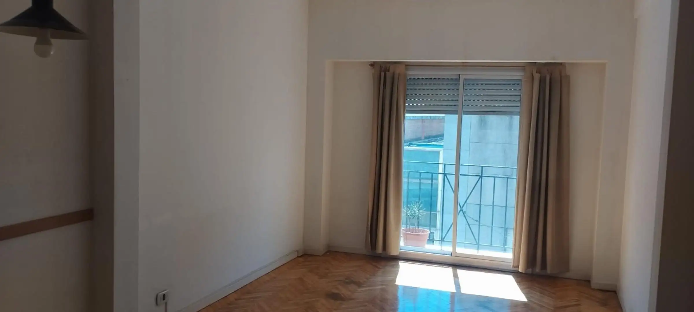 Departamento de 2 ambientes al frente con balcón en Barracas