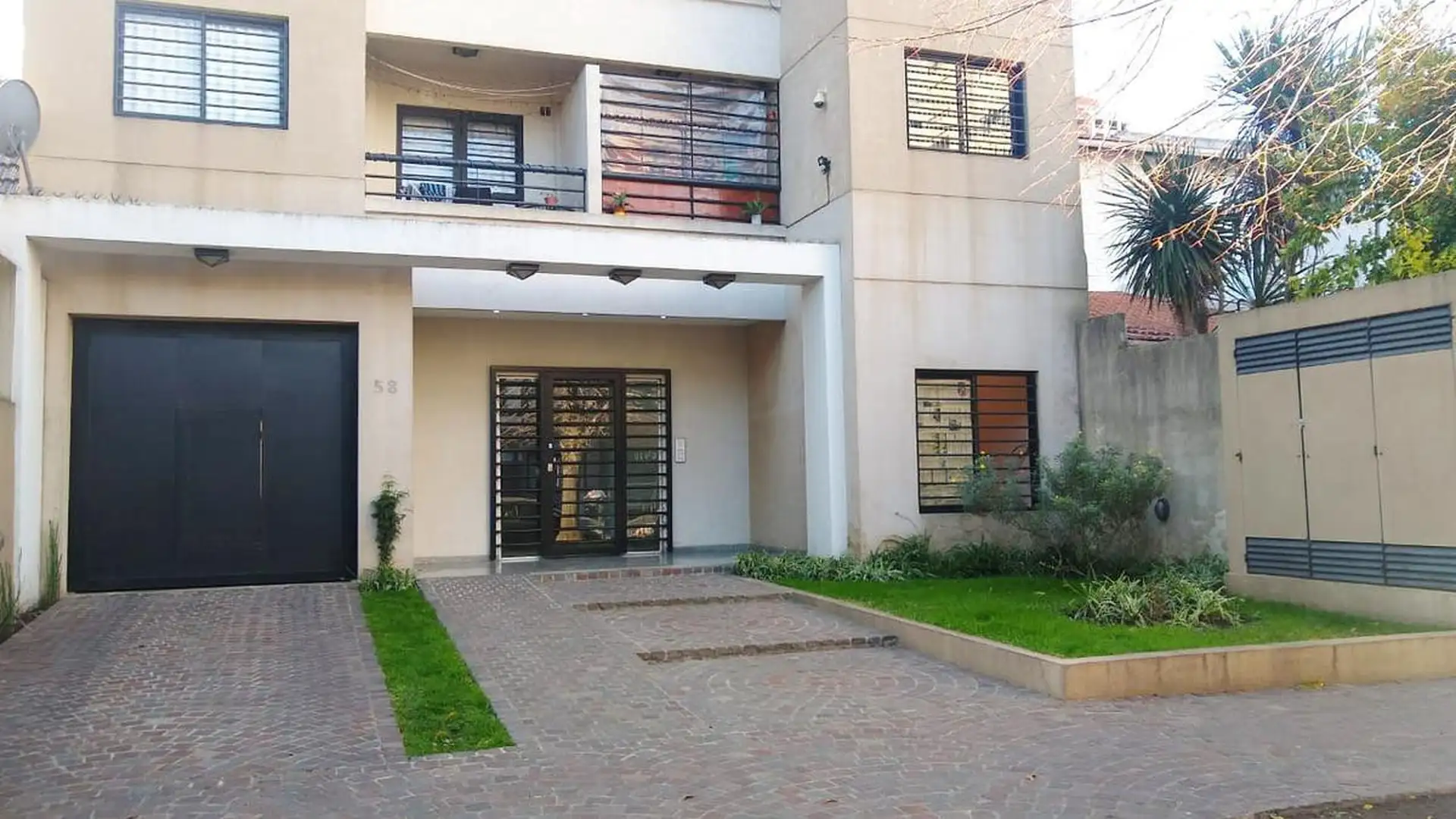 Monoambiente en planta baja al frente en Banfield