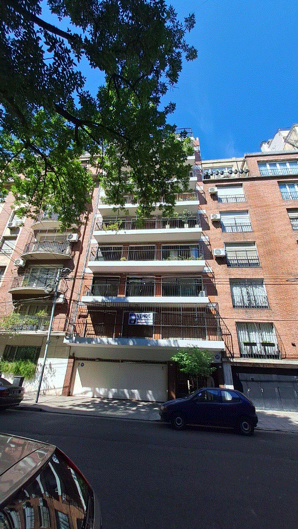 Four-bedroom apartment with balcony in Palermo