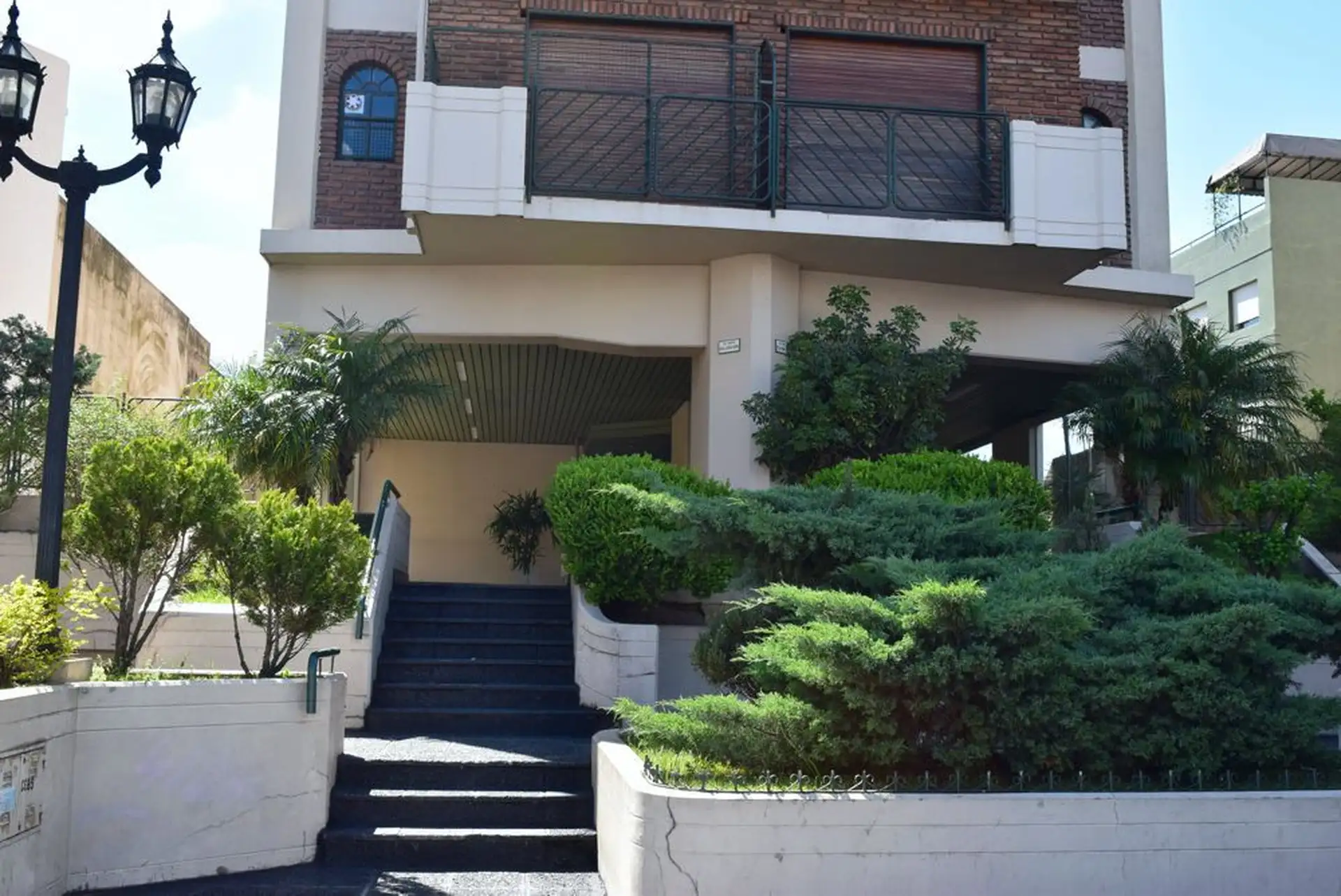 Departamento de 2 ambientes al frente con balcón en Ramos Mejía