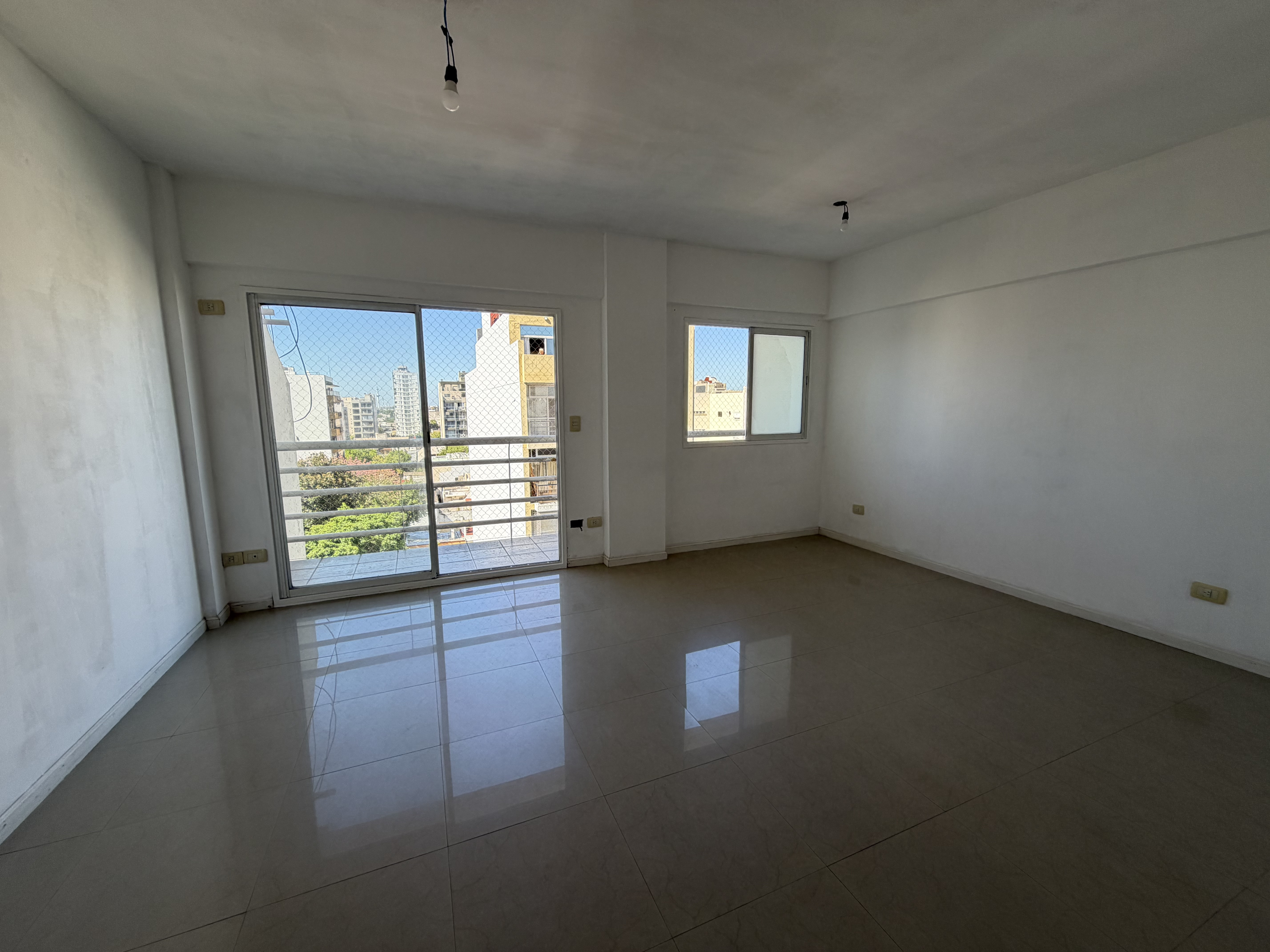 Monoambiente con balcón al frente en Flores