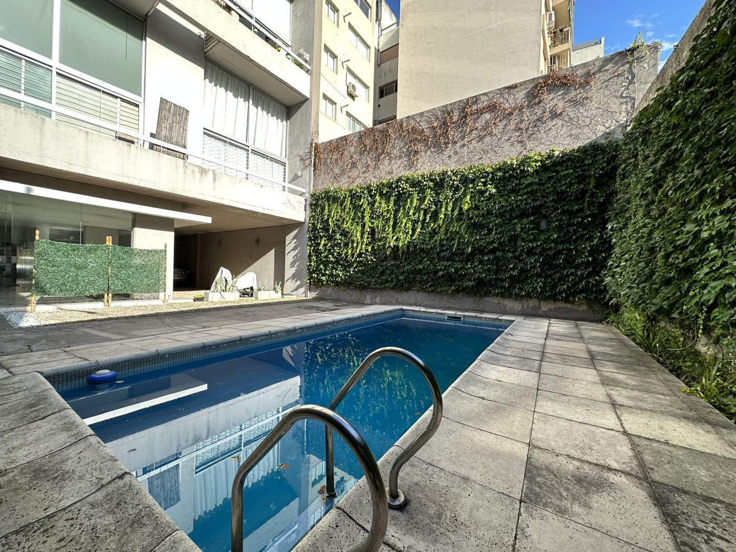 Apartamento dúplex de 2 dormitórios com varanda e pátio em Caballito