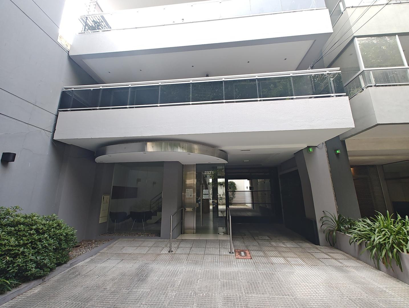 Apartamento meio andar de 2 ambientes com varanda e 1 quarto em Flores