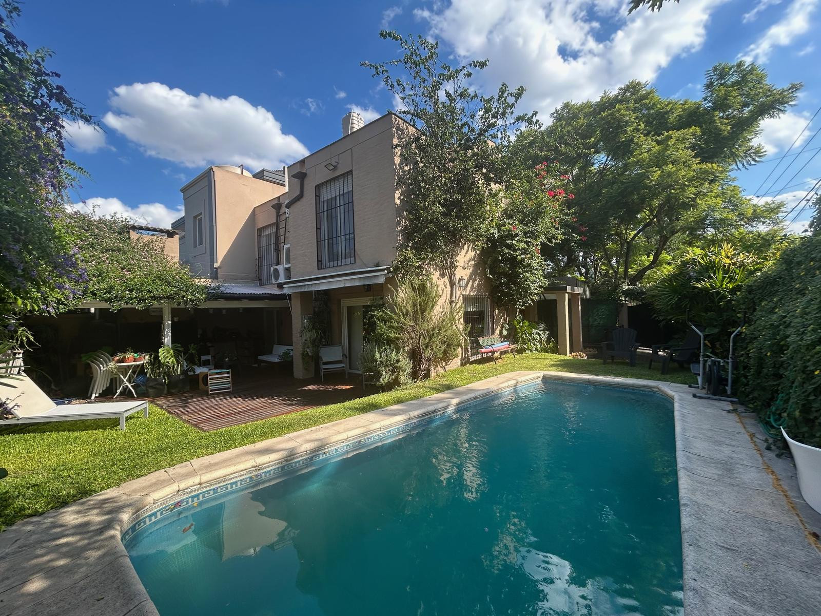 Четырёхспальная casa в Beccar, с садом и гаражом на 2 авто