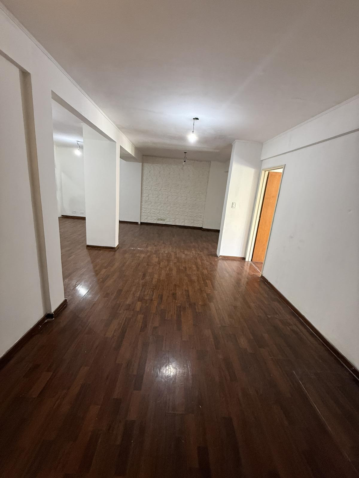 Departamento de 3 ambientes al frente en Parque Chacabuco