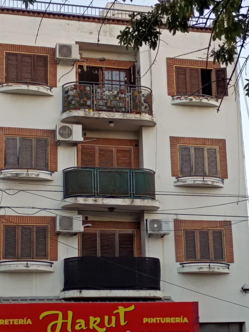Departamento de 2 ambientes con balcón al frente en Flores