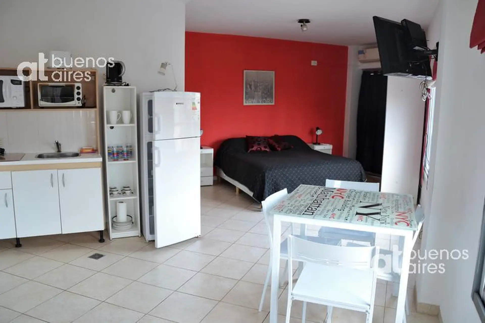 One-bedroom apartment with balcony in Monserrat