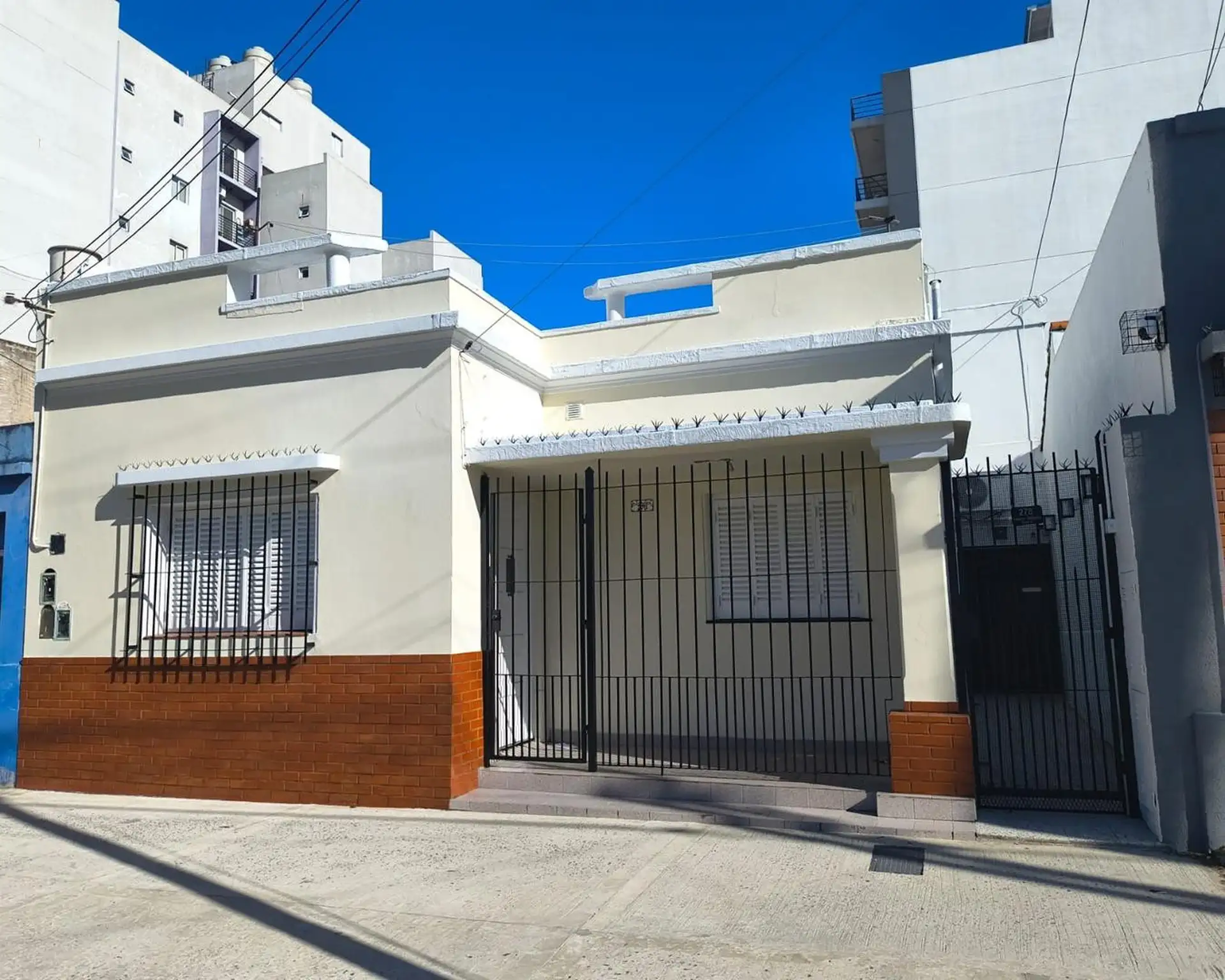 1-bedroom ground-floor PH with patio and private terrace in Wilde