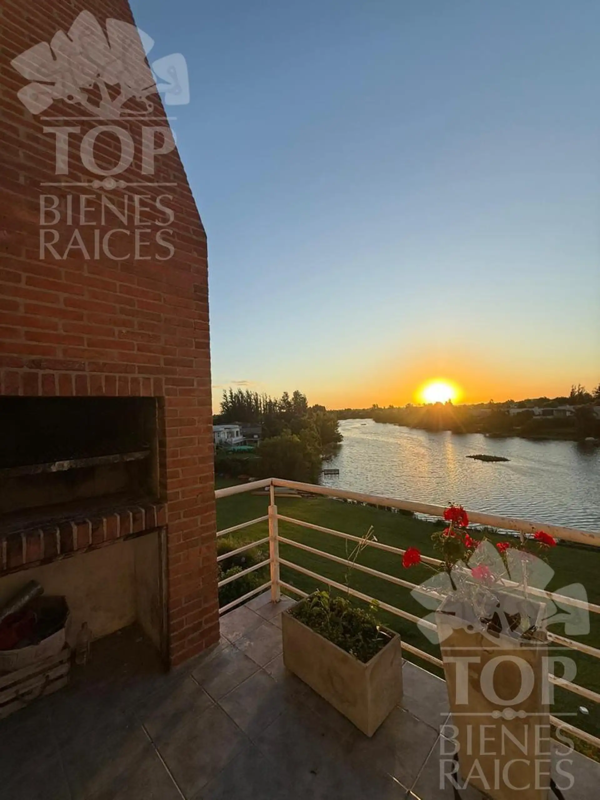 С мебелью двухспальная дуплекс-квартира в Tigre, Santa Bárbara