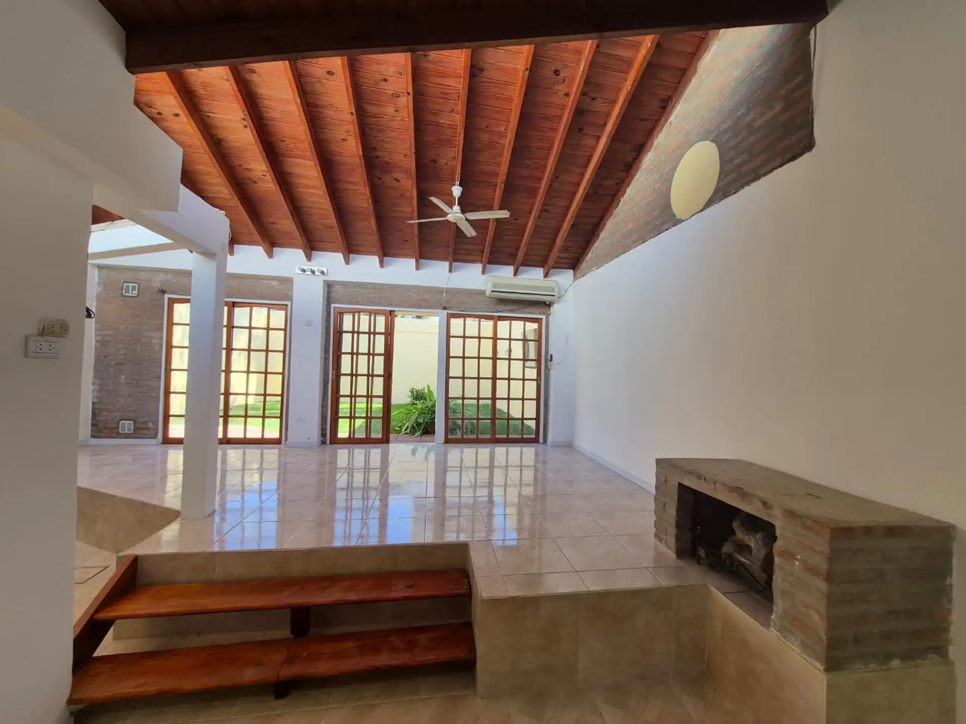 Casa de 3 dormitorios con patio en Monte Castro