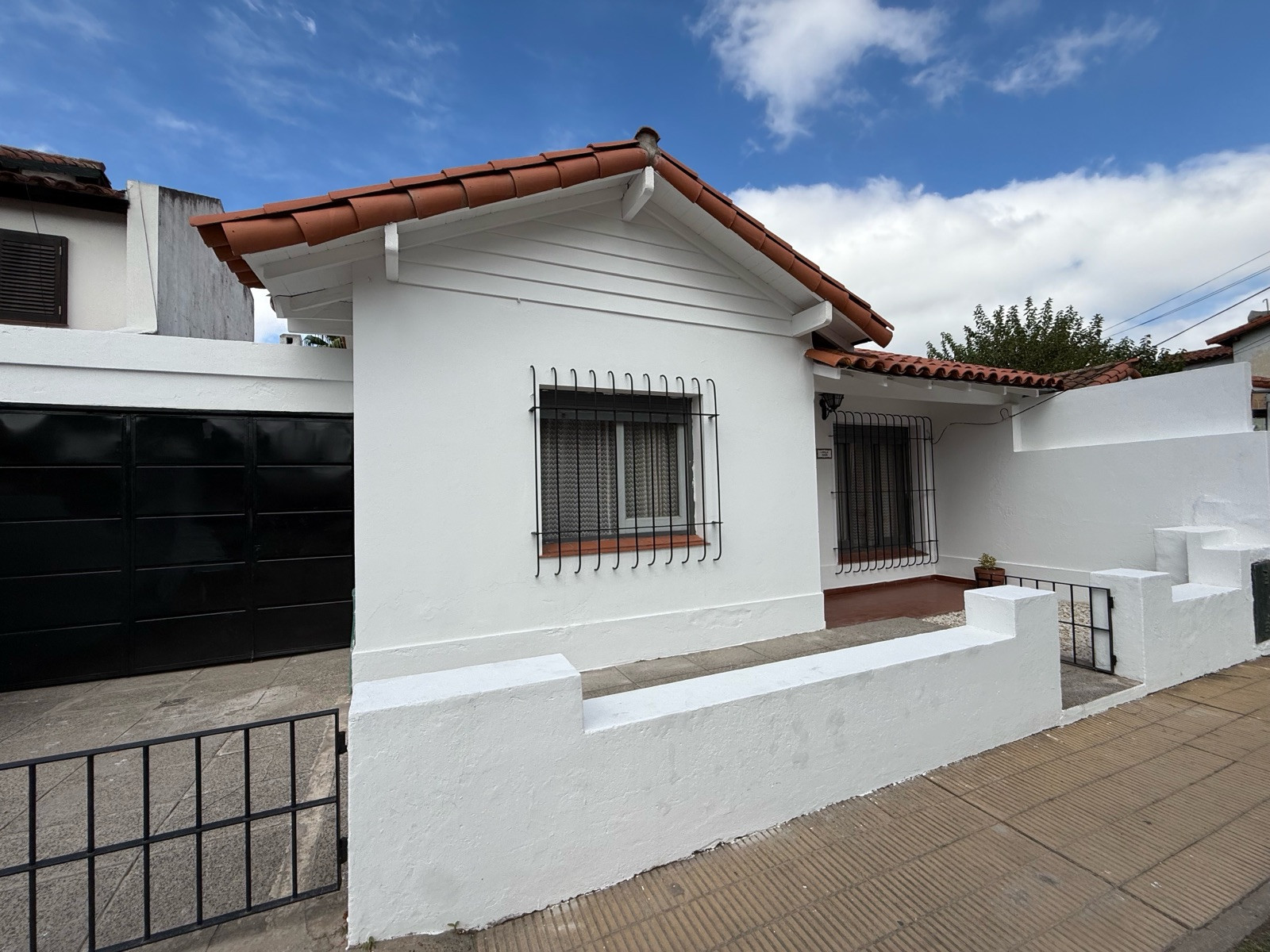 Casa de 3 dormitórios para locação em Ituzaingó