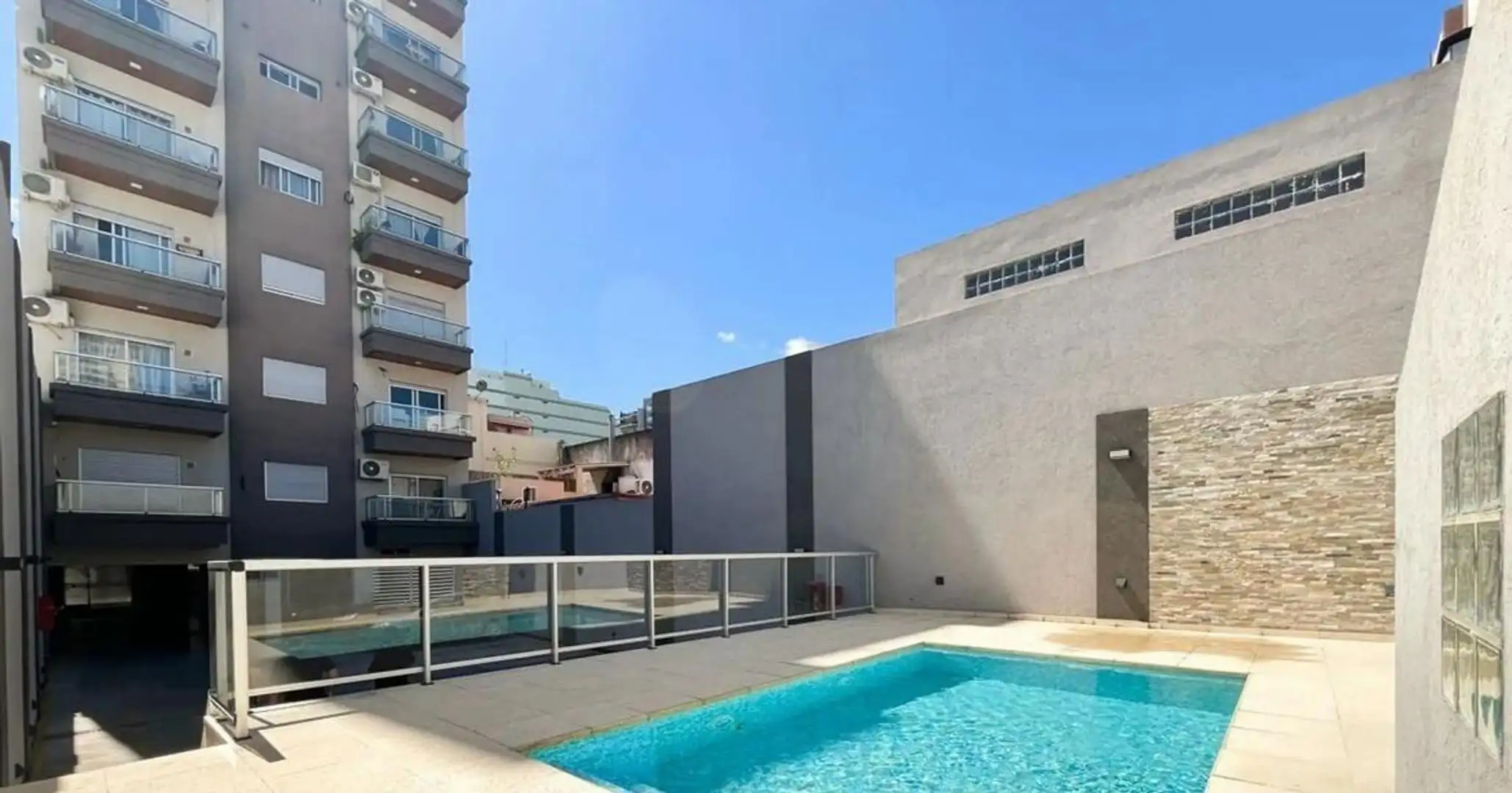 Departamento de 2 ambientes con patio y cochera en Almagro