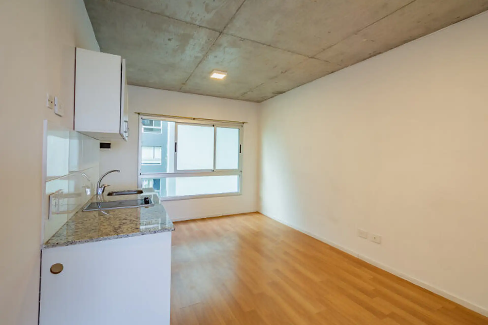 Monoambiente con balcón y cochera en Chacarita