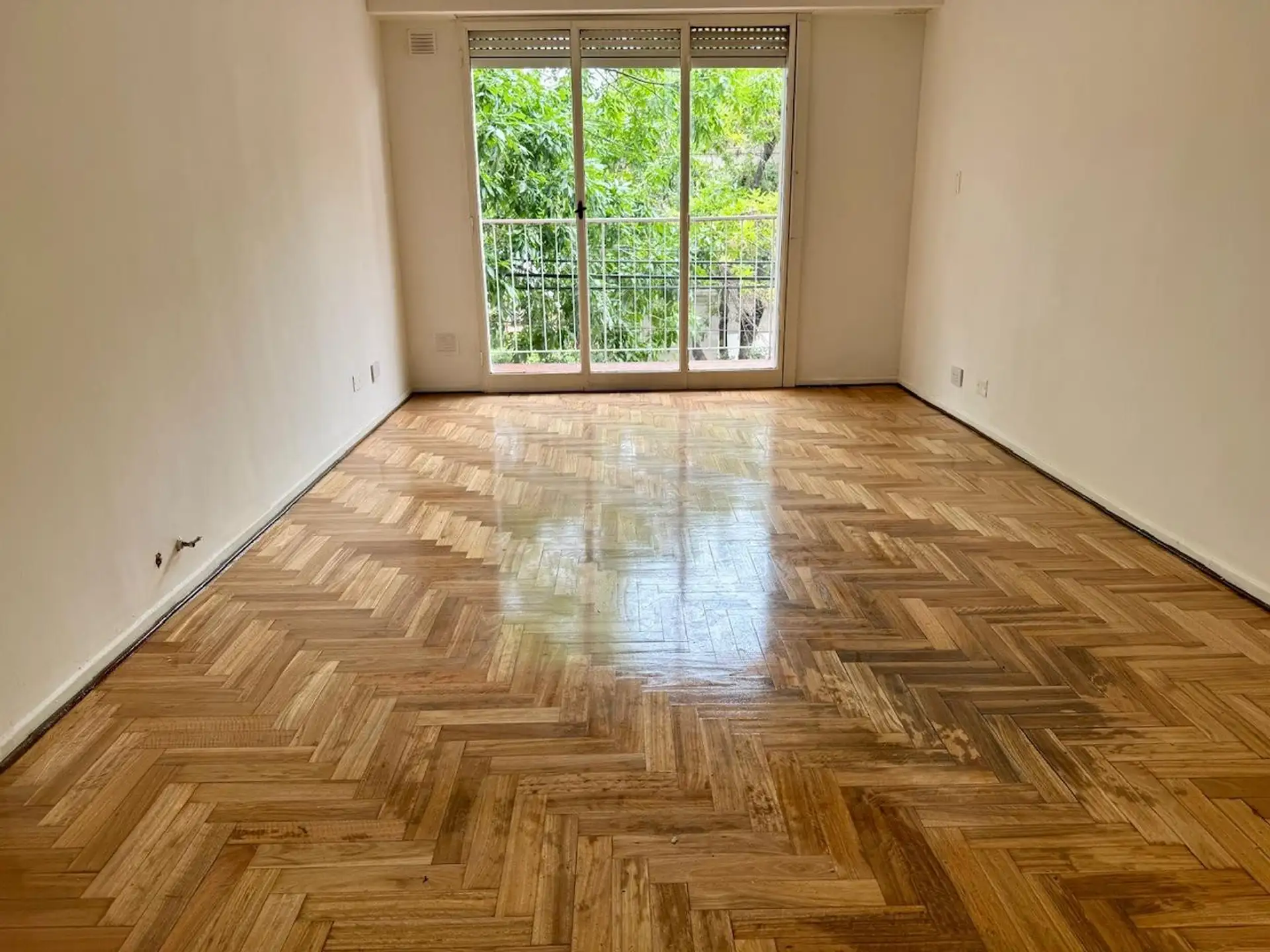 Apartamento de dois ambientes com varanda em Flores