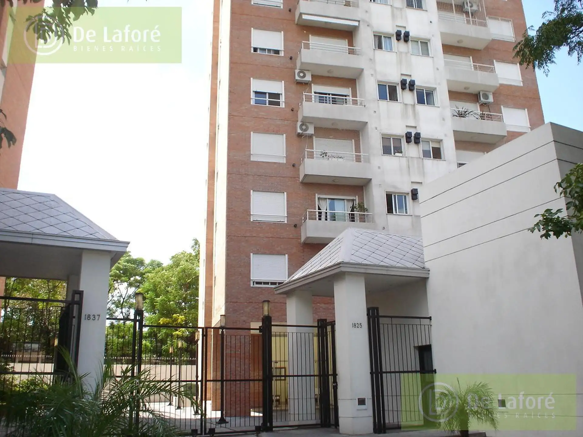 Apartamento de três ambientes com varanda em Beccar