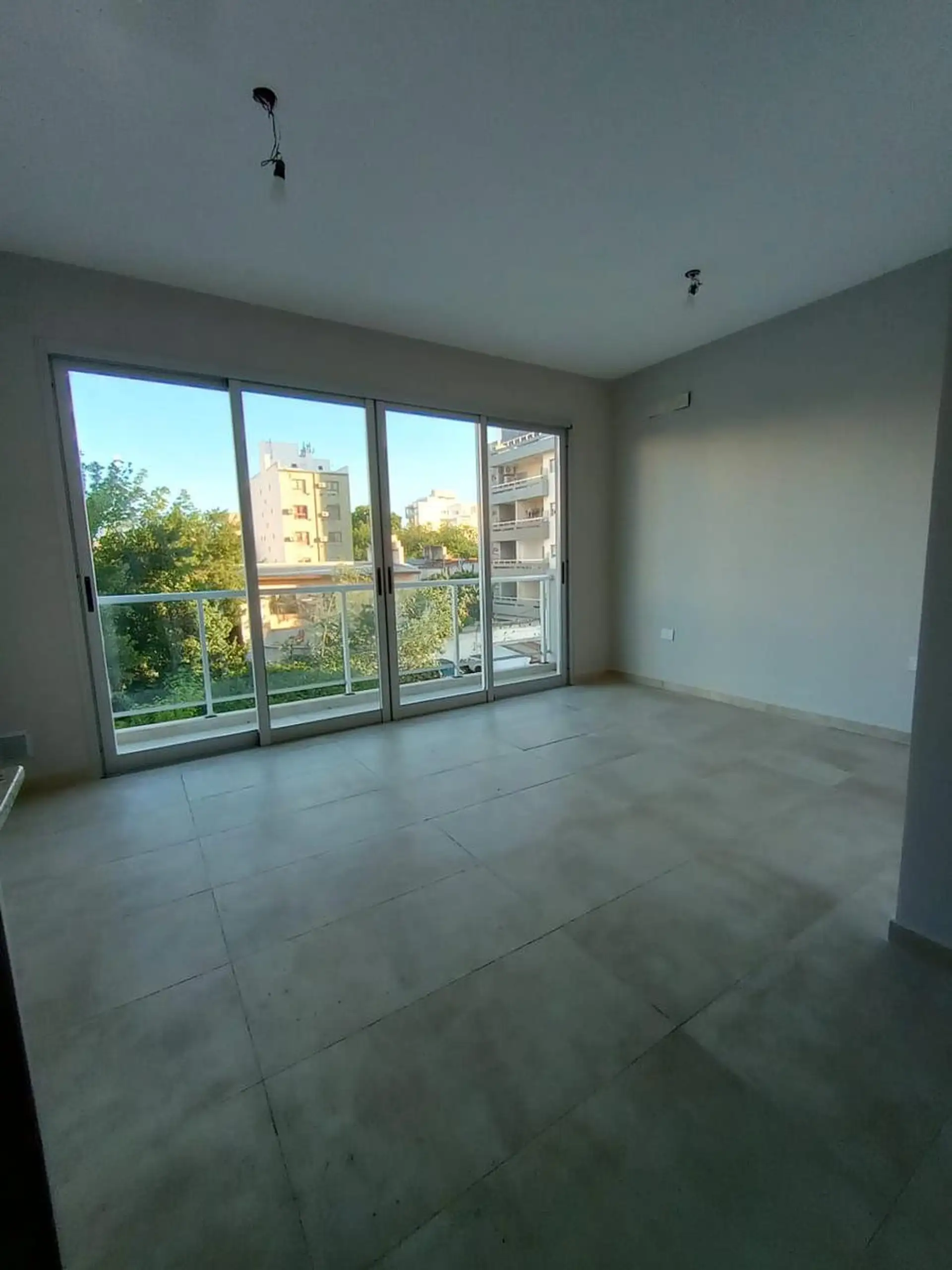 Kitnet de um ambiente em aluguel com 1 banheiro e varanda