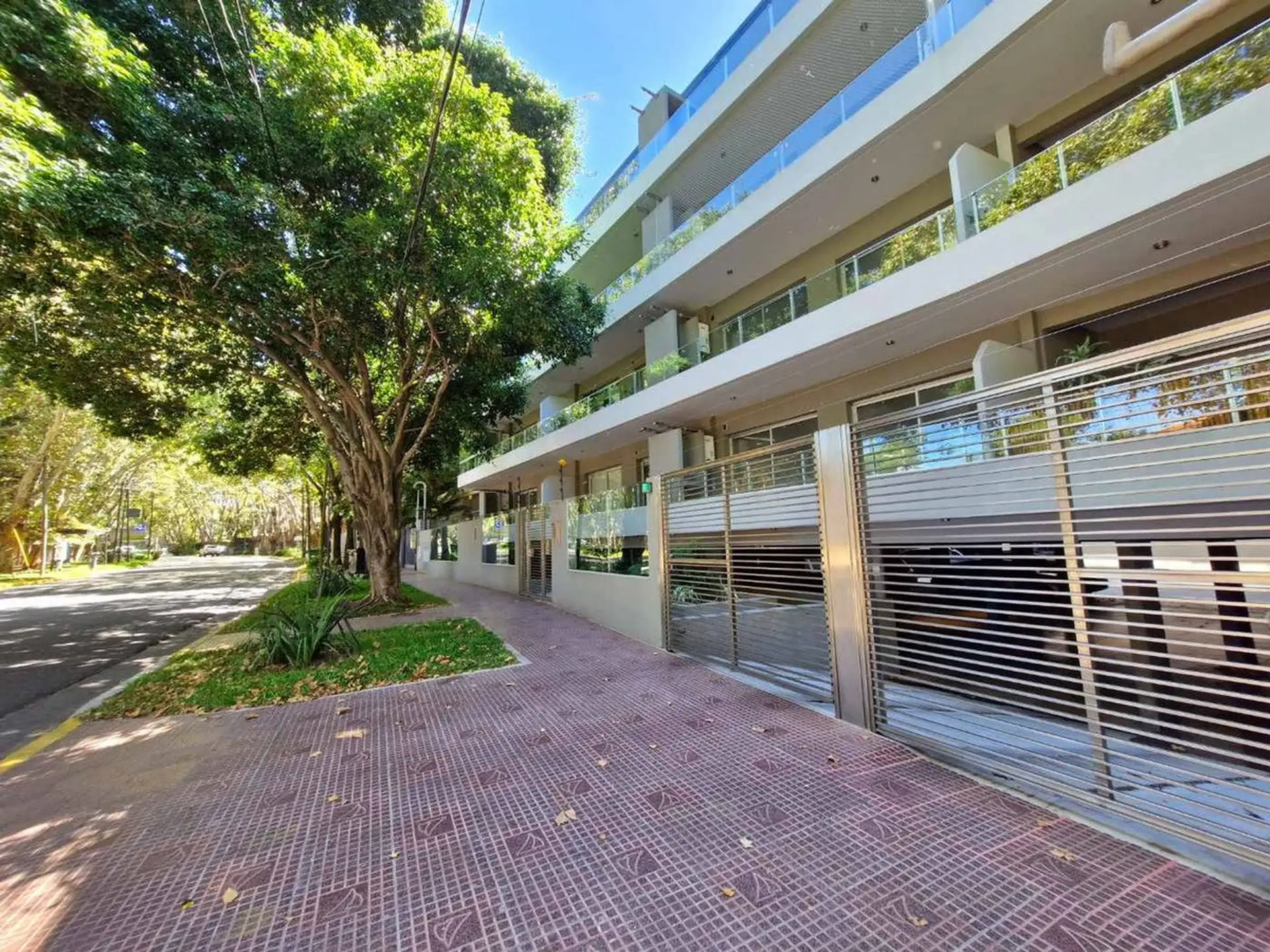 Two-room unfurnished apartment with parking in Victoria