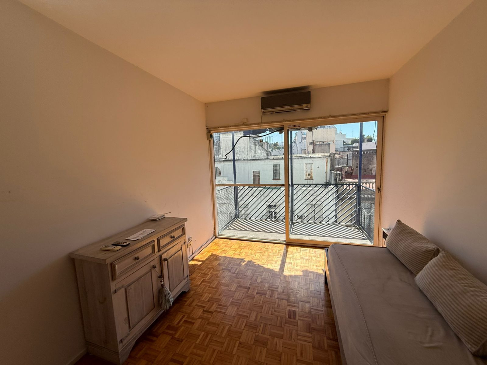 Unfurnished two-room apartment with balcony in Recoleta