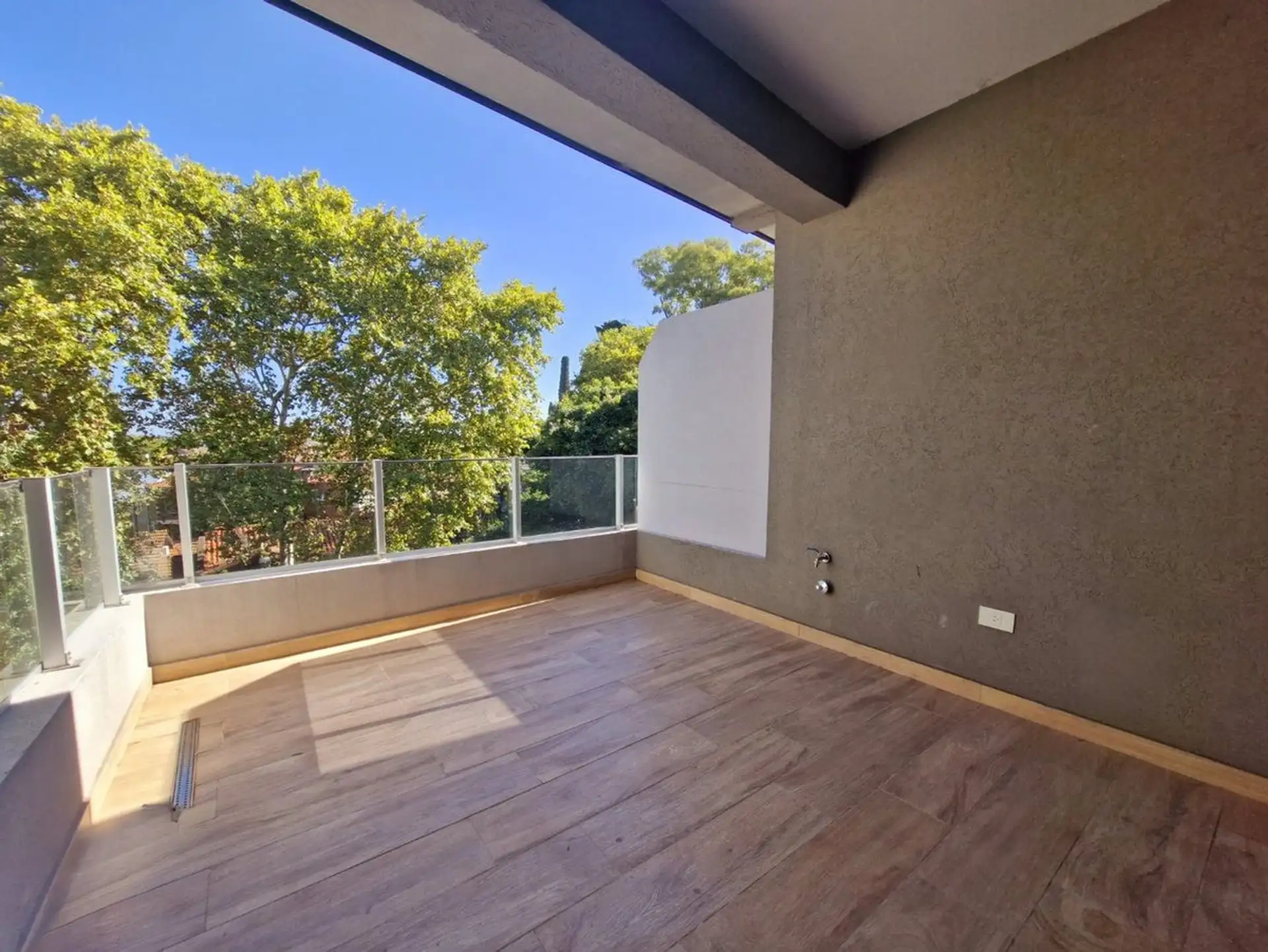 Brand new three-room apartment in Victoria