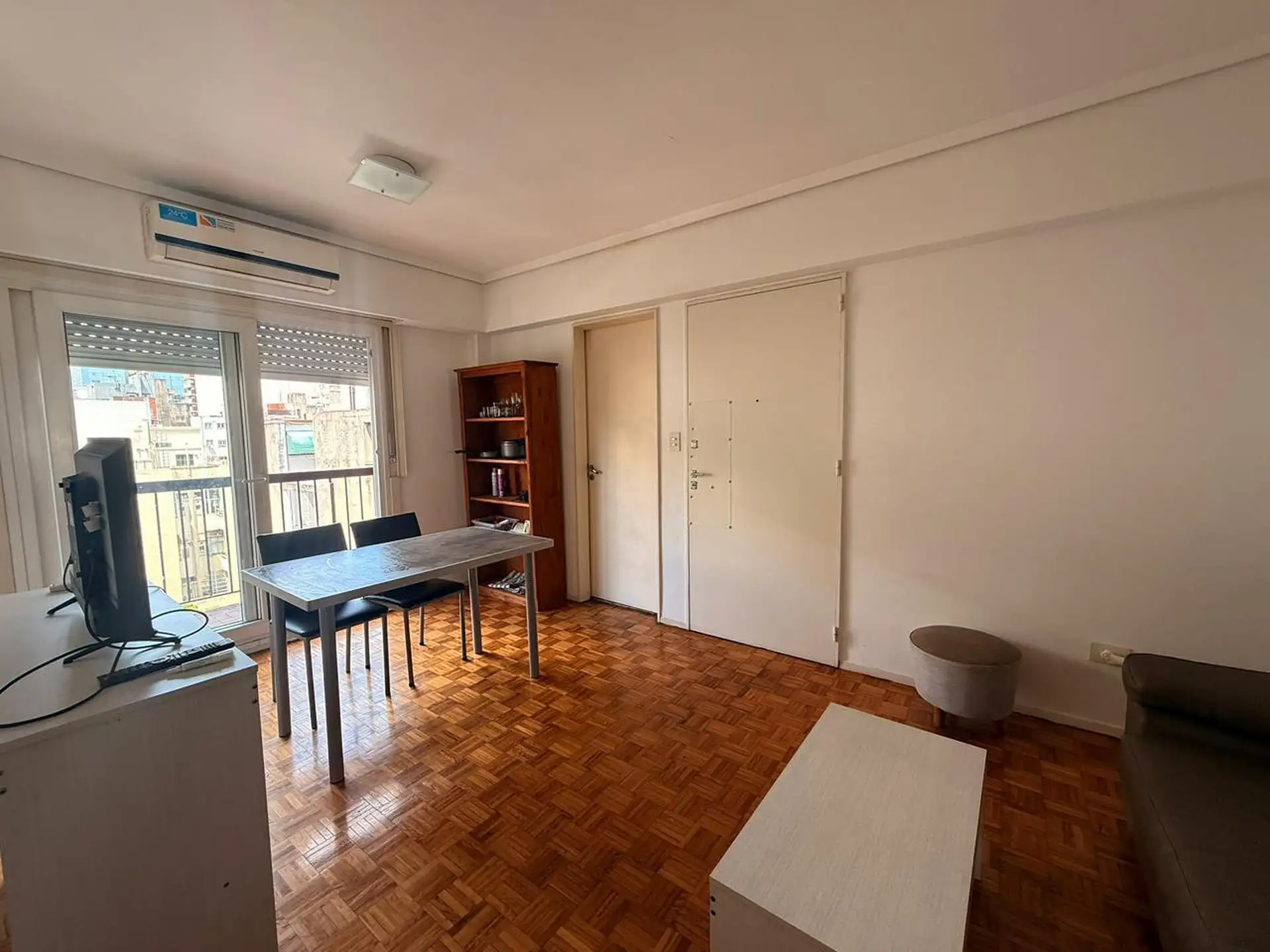 Apartamento de 2 ambientes com varanda em Balvanera, mobiliado