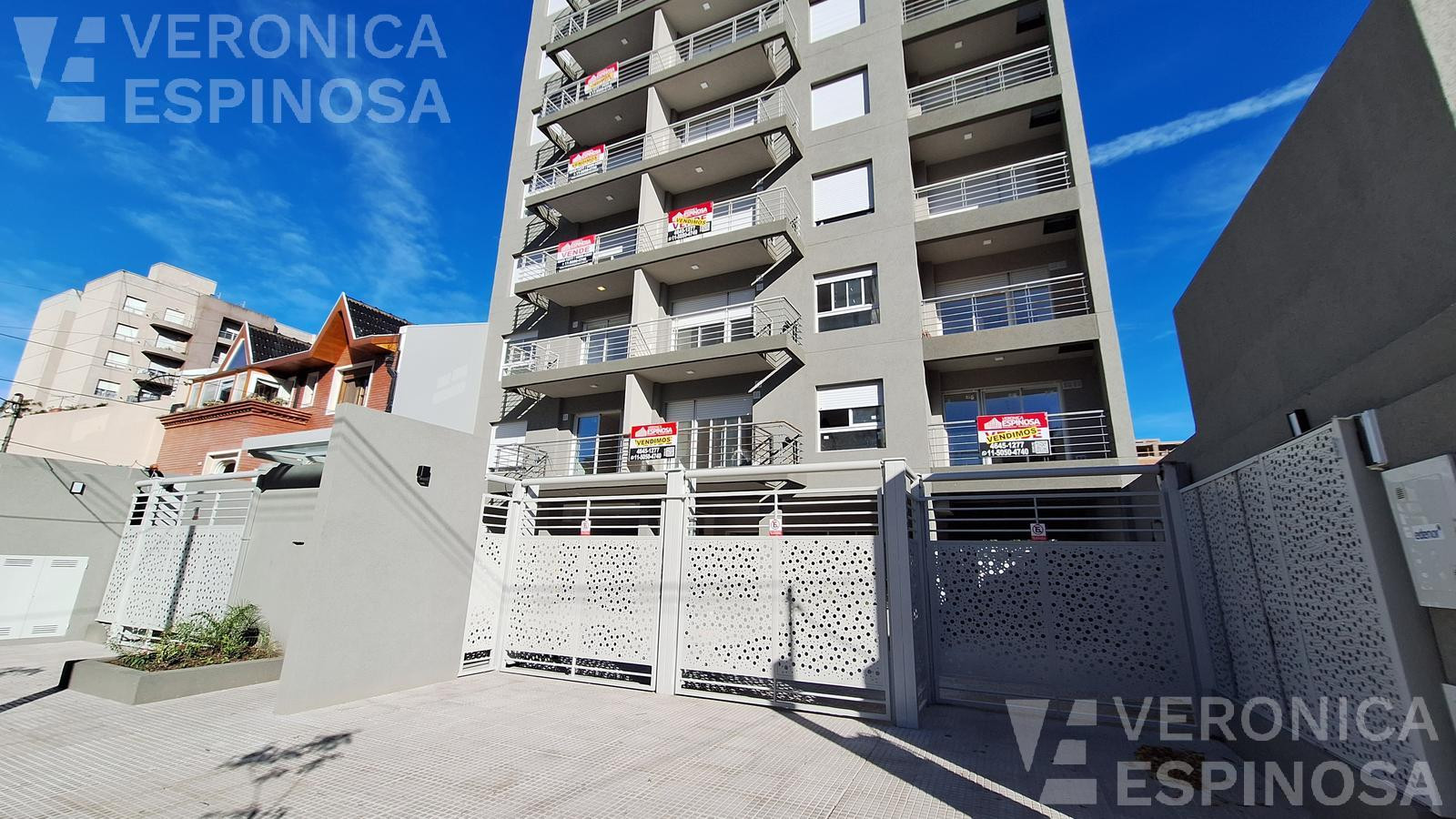 Departamento de 3 ambientes al frente con balcón en Morón