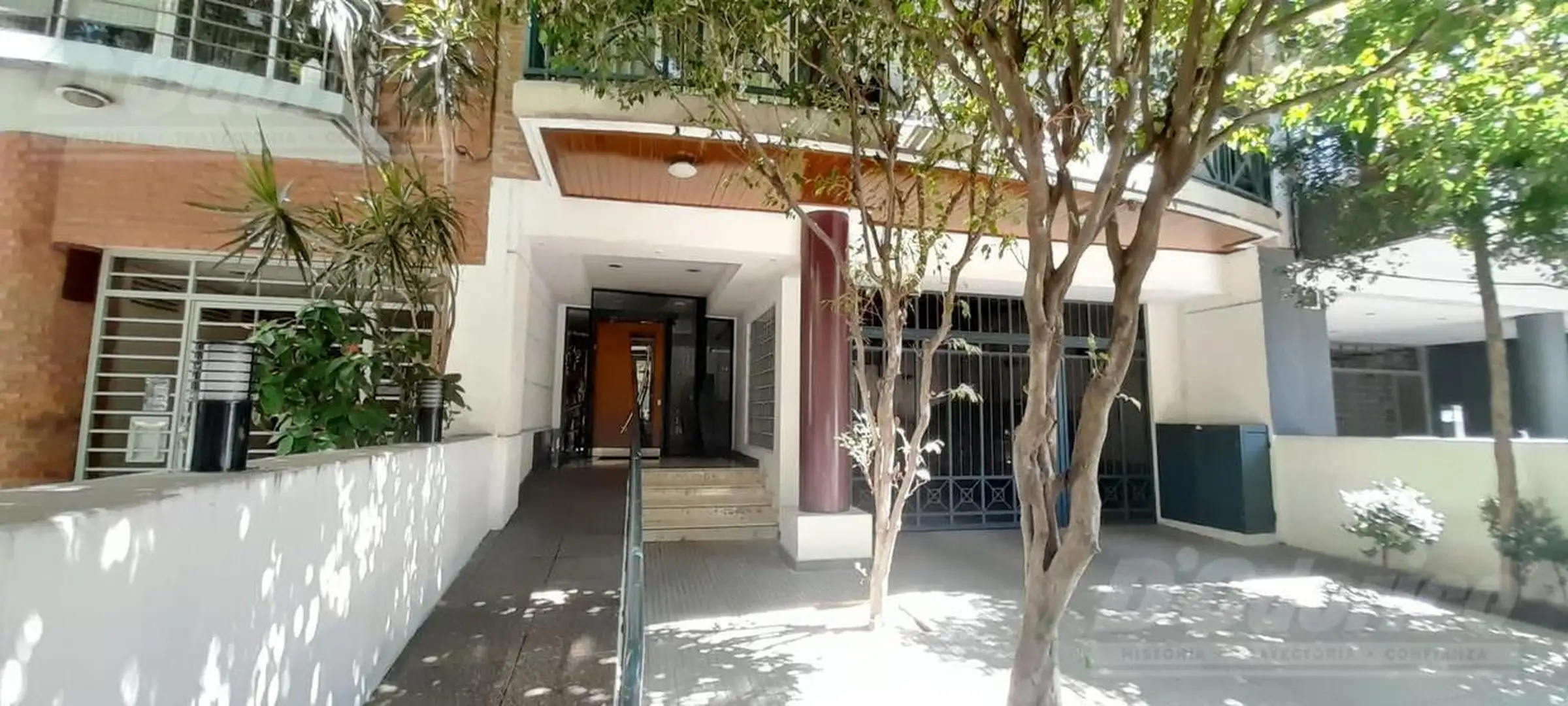 Apartamento de dois dormitórios com vaga fixa e varanda em Caballito