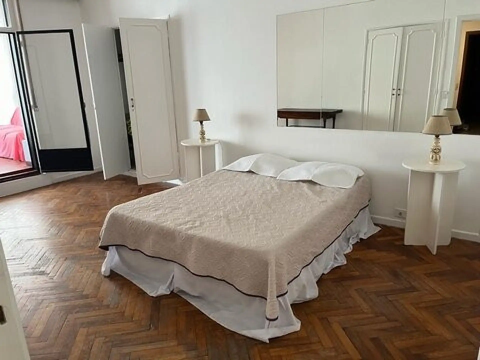 С меблированной квартирой с 1 спальней в Retiro