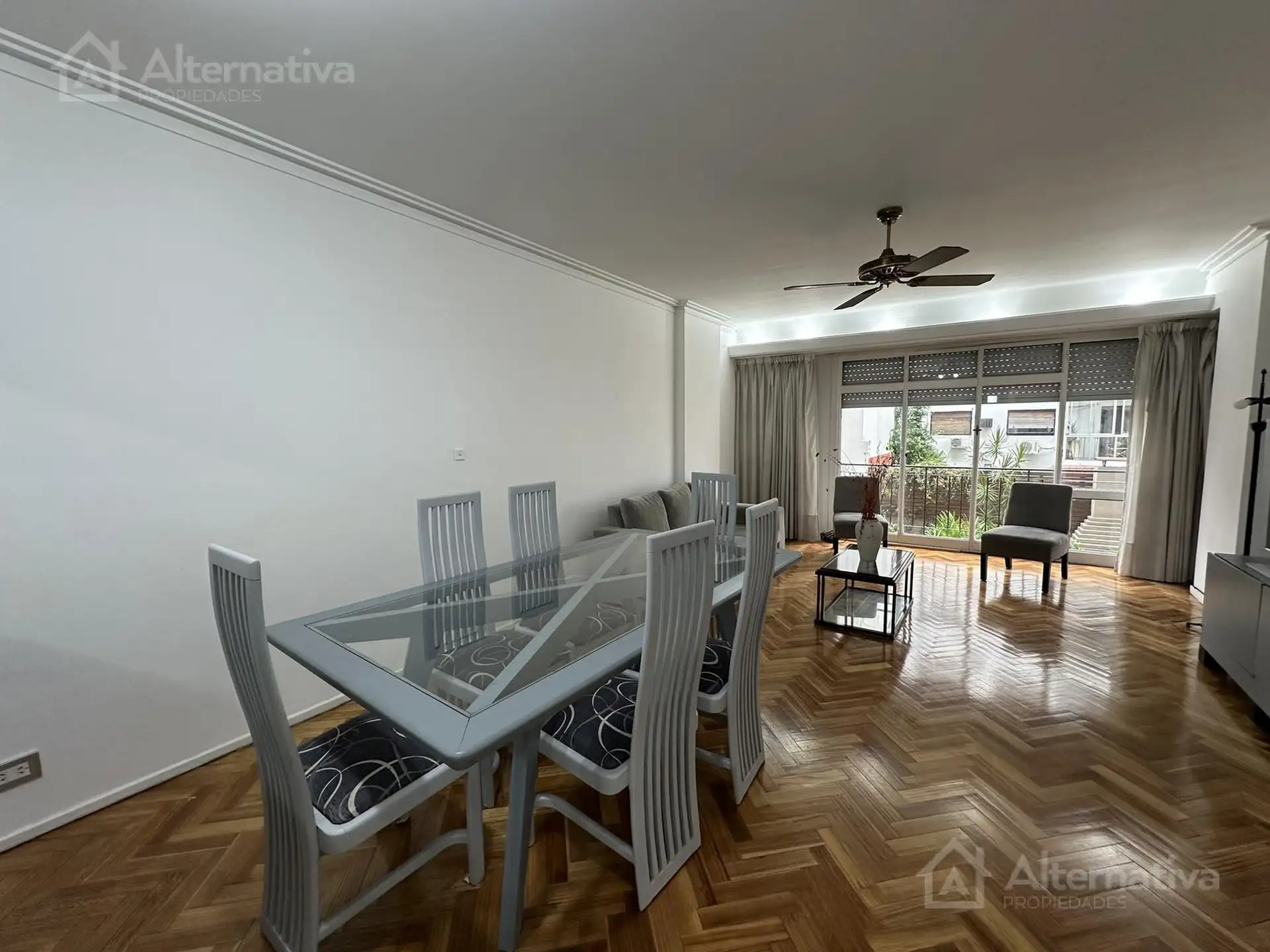 Apartamento de três ambientes com dependência em Recoleta