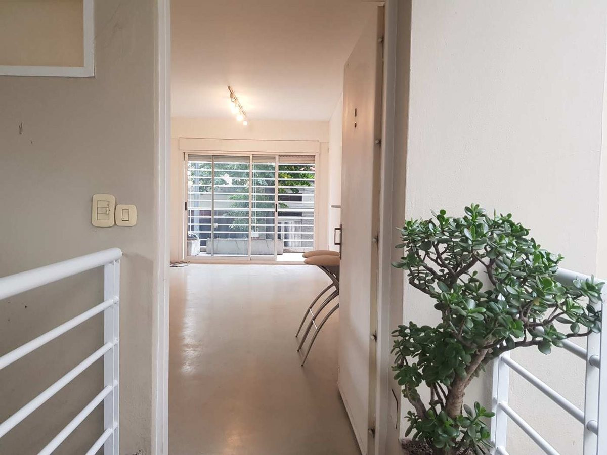 Apartamento de três ambientes com 2 dormitórios e vaga de garagem em Coghlan