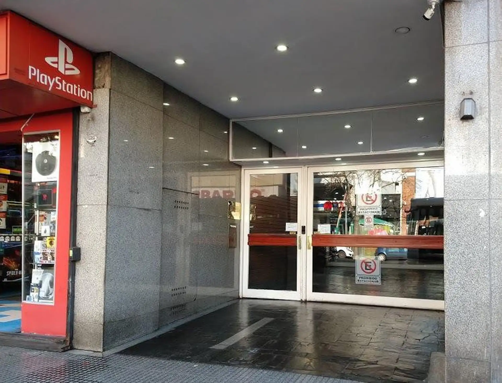 Departamento de 3 ambientes al frente con balcón corrido en Flores