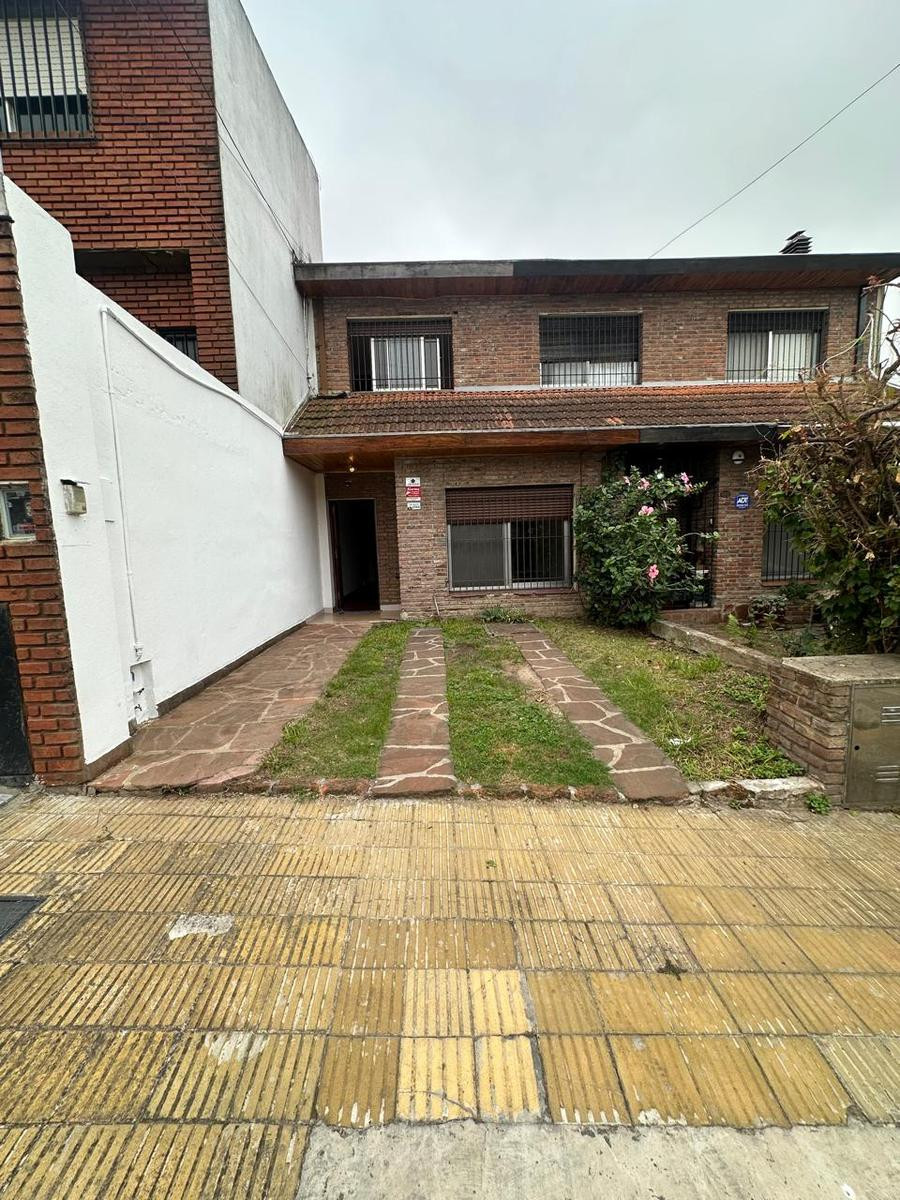 Casa duplex com 3 dormitórios em Martínez
