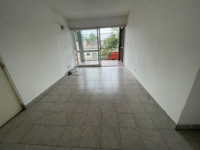 Departamento de 2 ambientes con balcón aterrazado en Parque Patricios