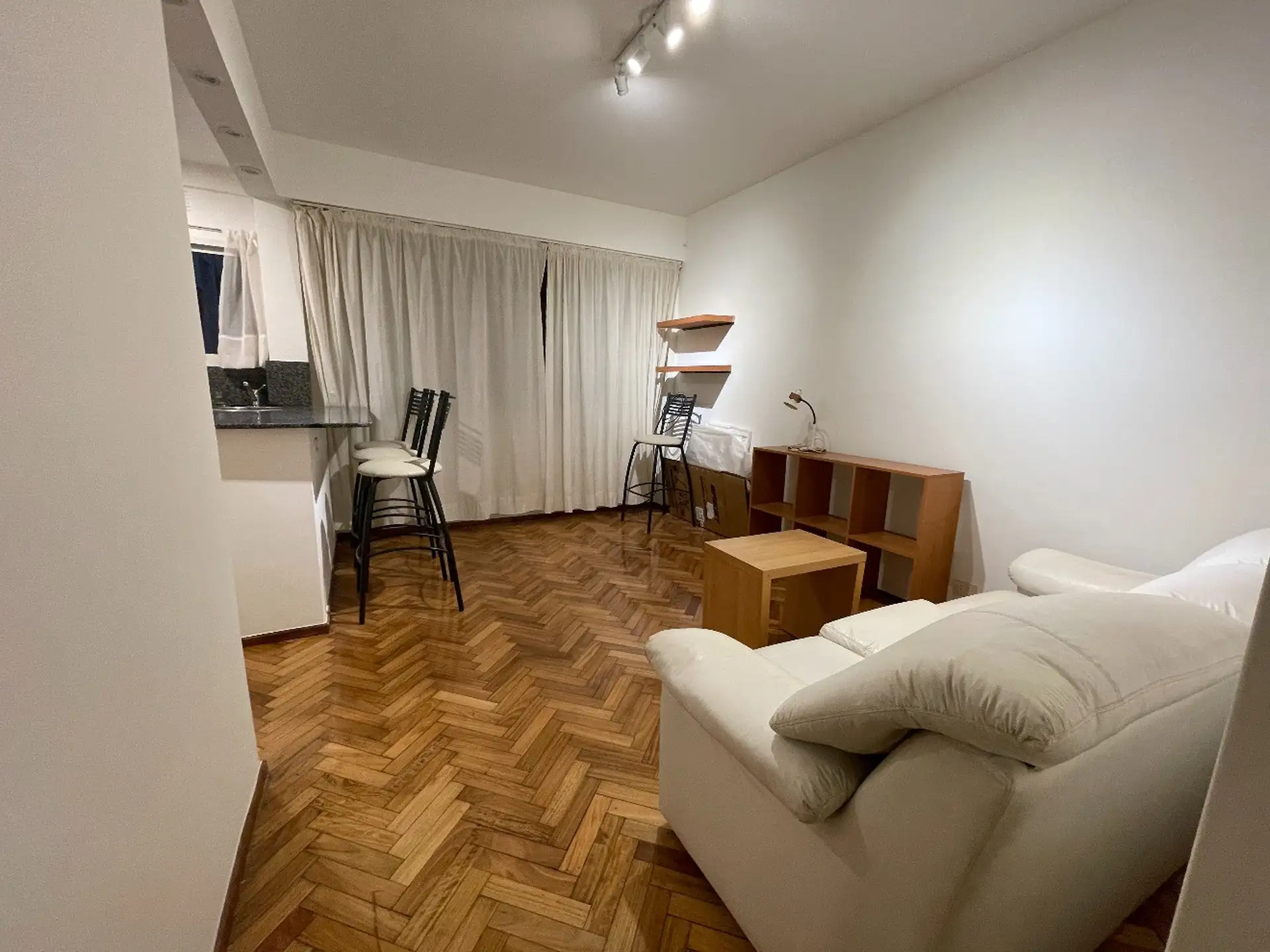 Apartamento de dois ambientes de 1 quarto parcialmente mobiliado em Recoleta