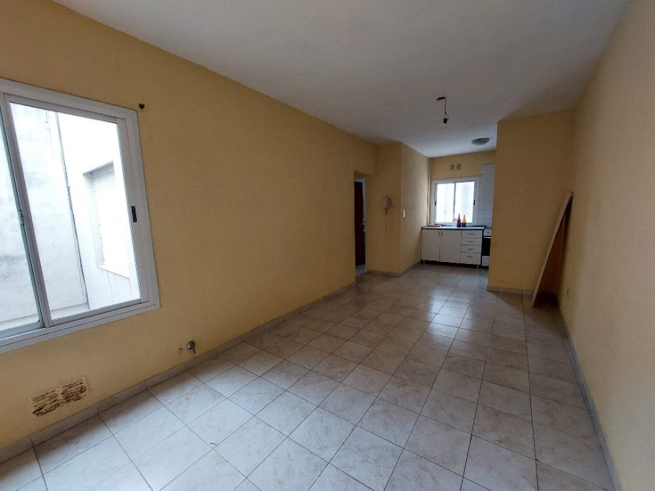 Three-room apartment on the first floor in Quilmes Centro