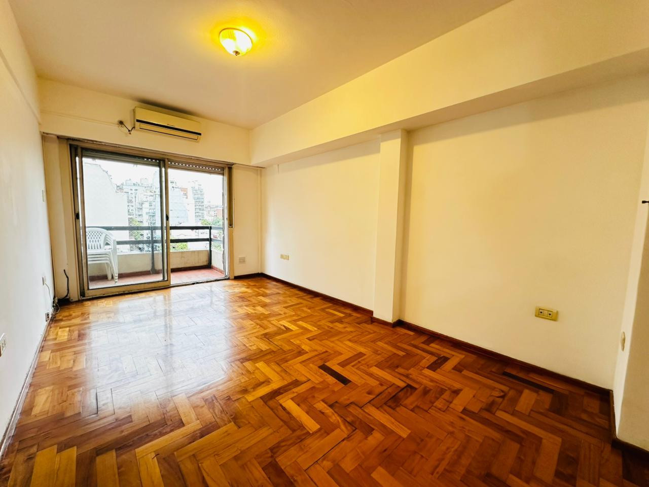 Apartamento de dois ambientes com 1 quarto e varanda na frente em Caballito