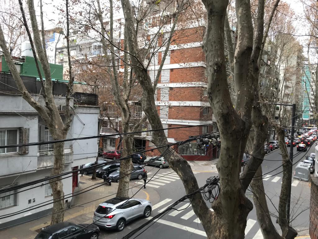 Kitnet em Palermo com varanda de frente para a rua