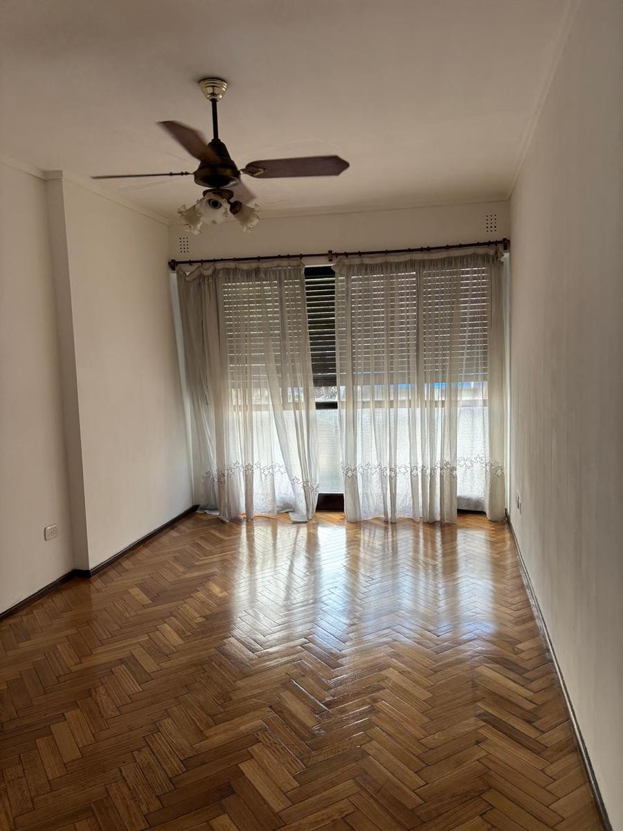 Departamento de 2 ambientes al frente en Balvanera