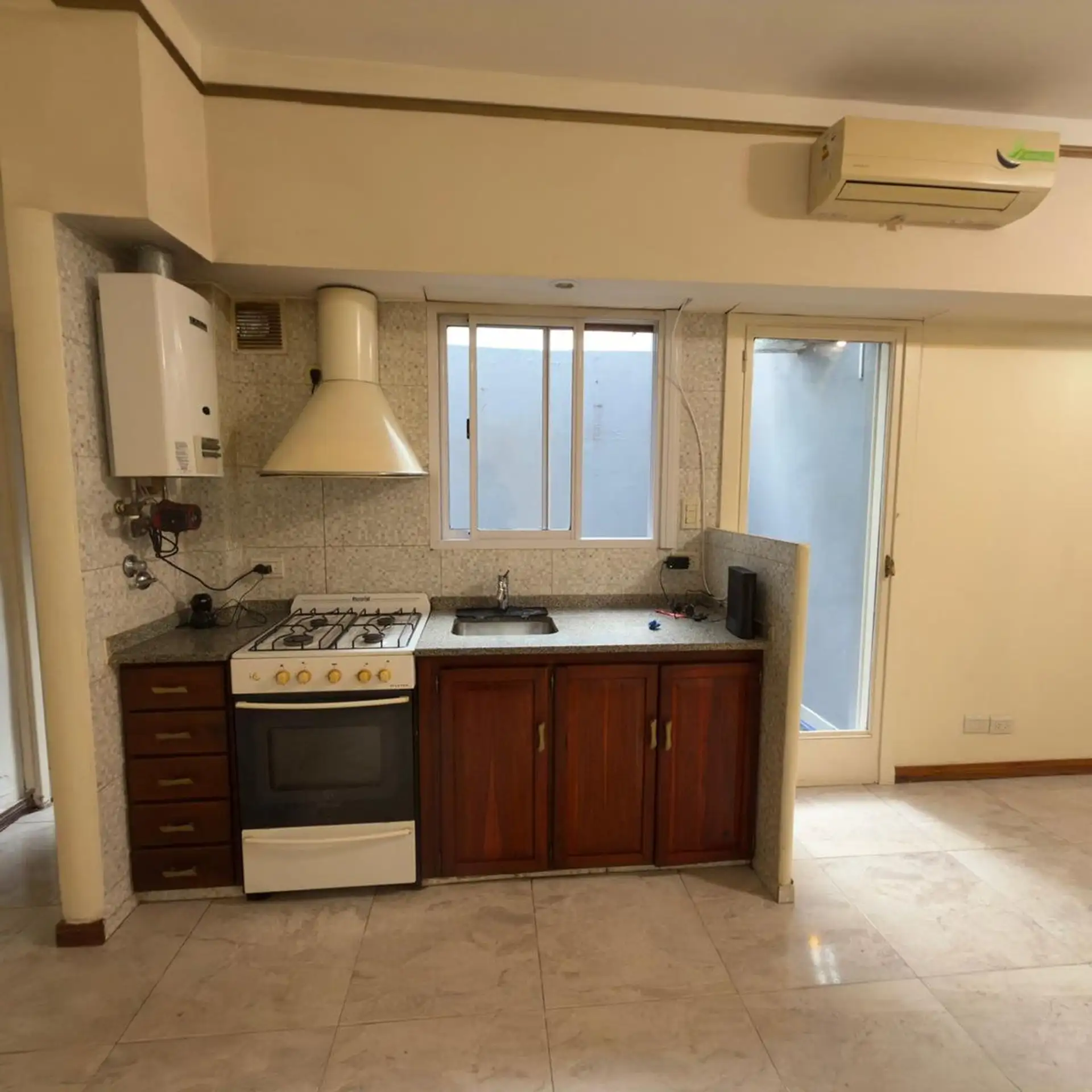 Apartamento de dois ambientes com pátio na cobertura térrea em Saavedra