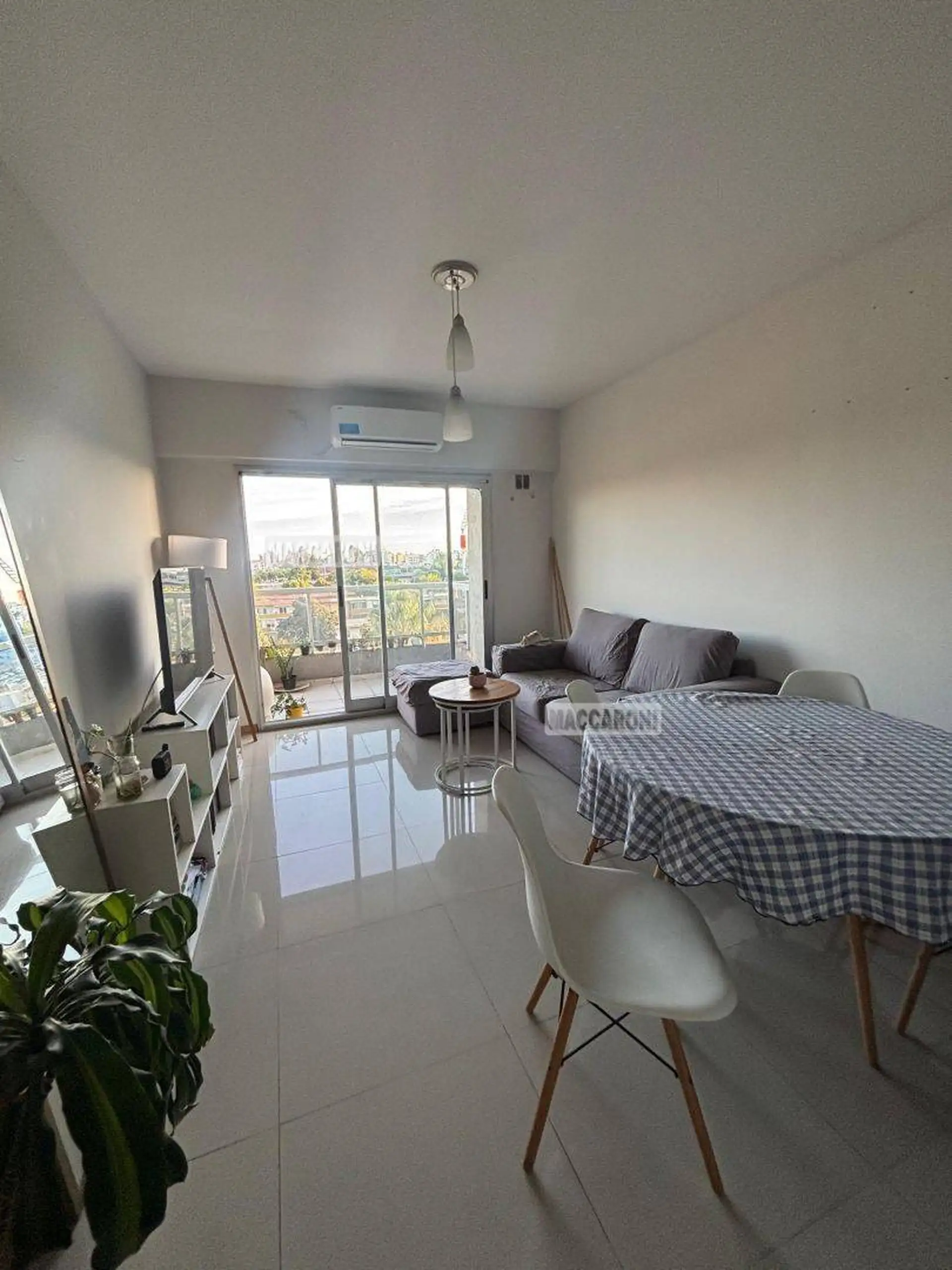 Apartamento de dois ambientes com 1 quarto de frente em Liniers