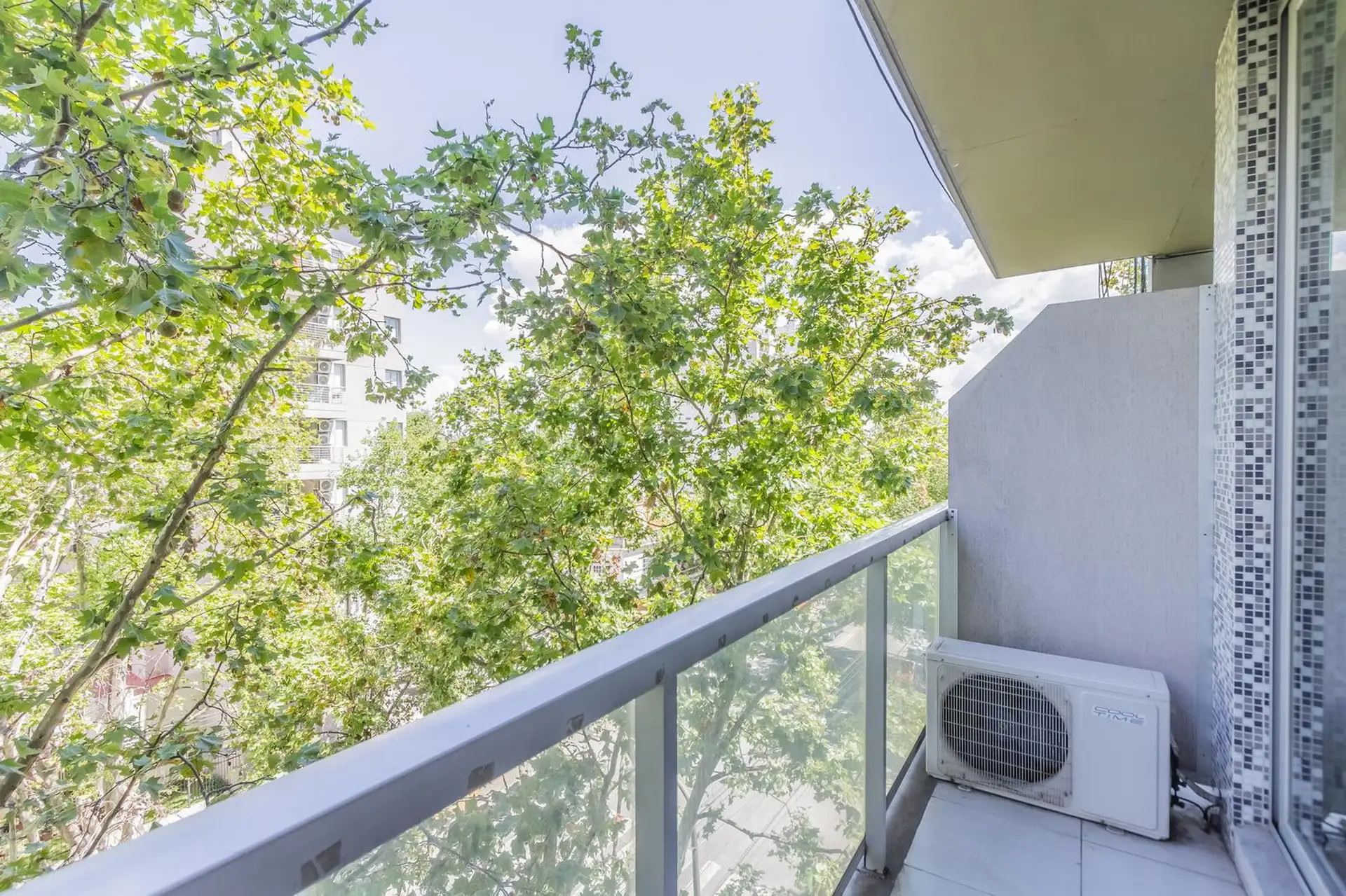 Kitnet divisível com varanda na Av. Los Incas em Parque Chas