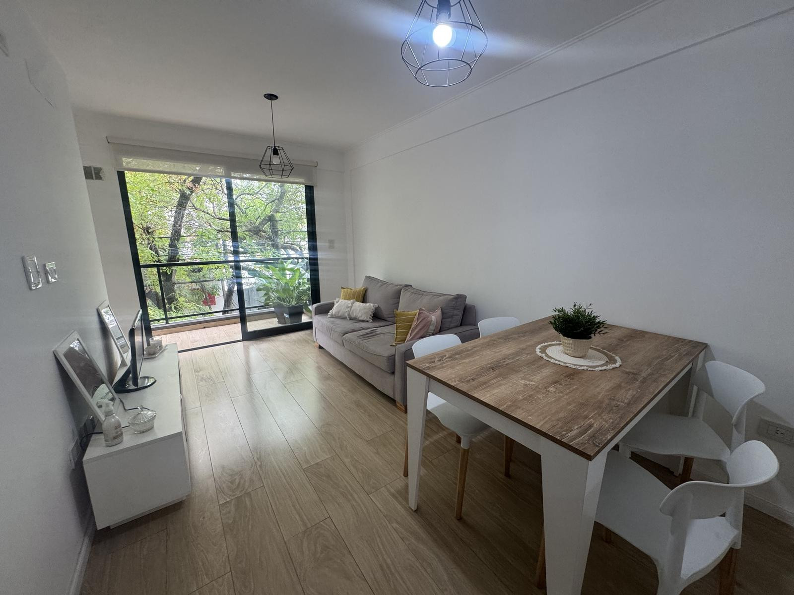 Apartamento de 1 dormitório com varanda de frente em Barrio Norte