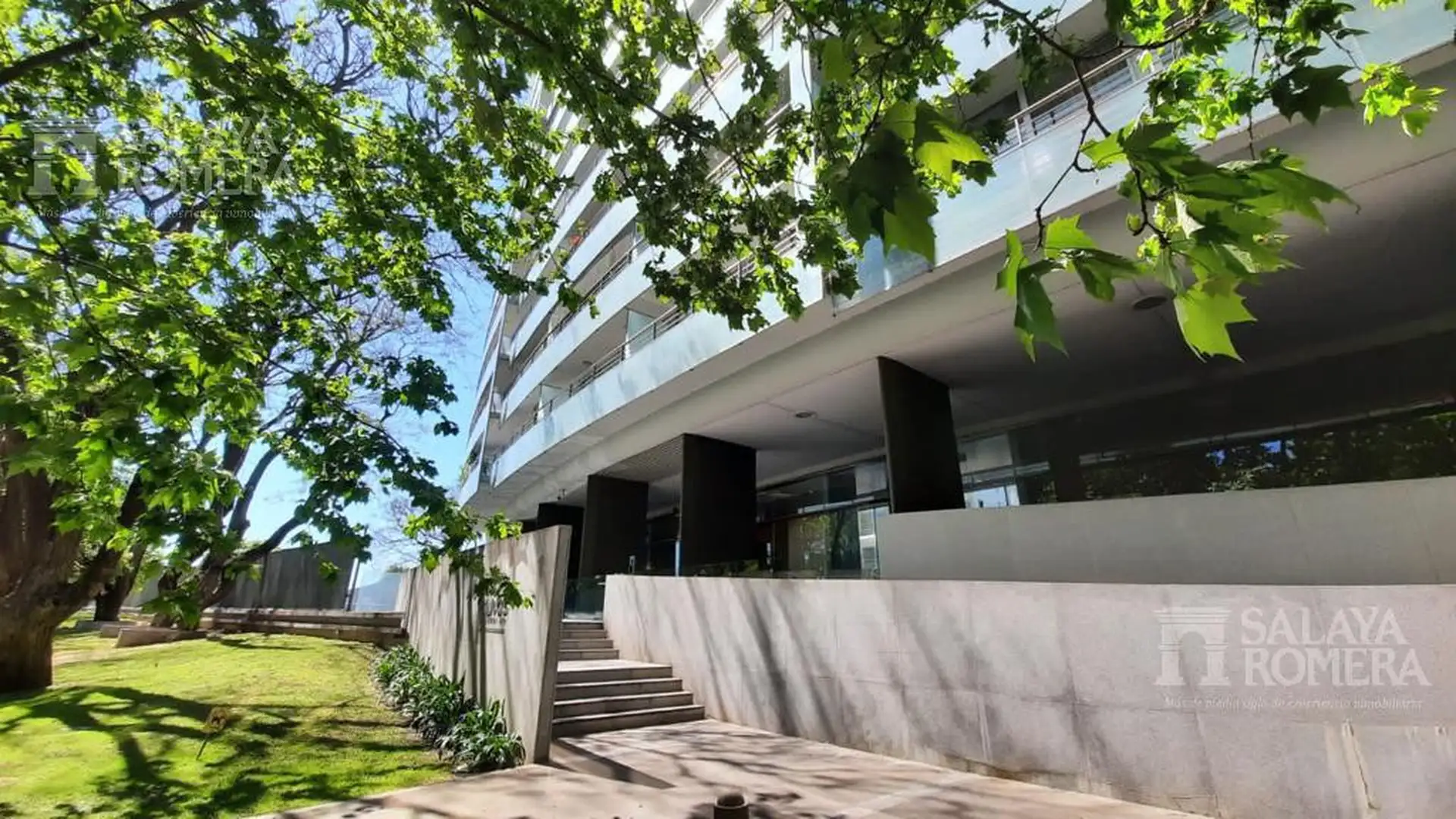 Two-bedroom apartment with river and city views in Vicente López