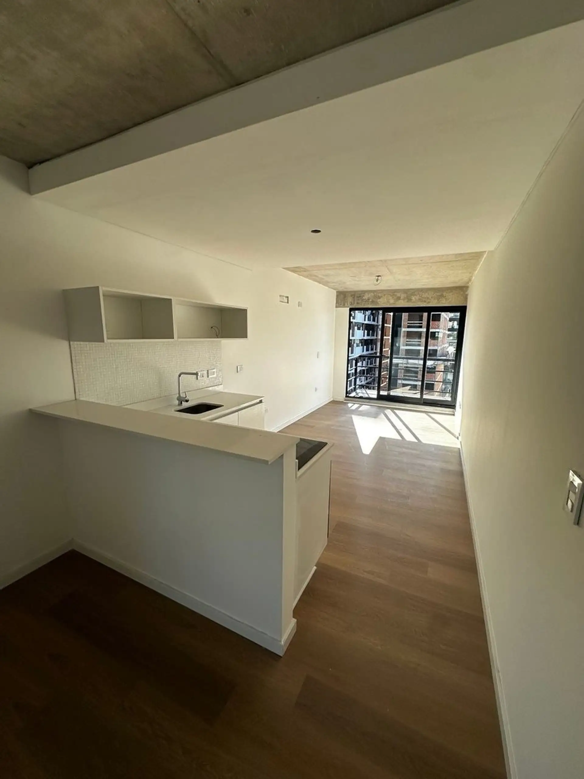 Kitnet de um ambiente com varanda em Palermo Hollywood