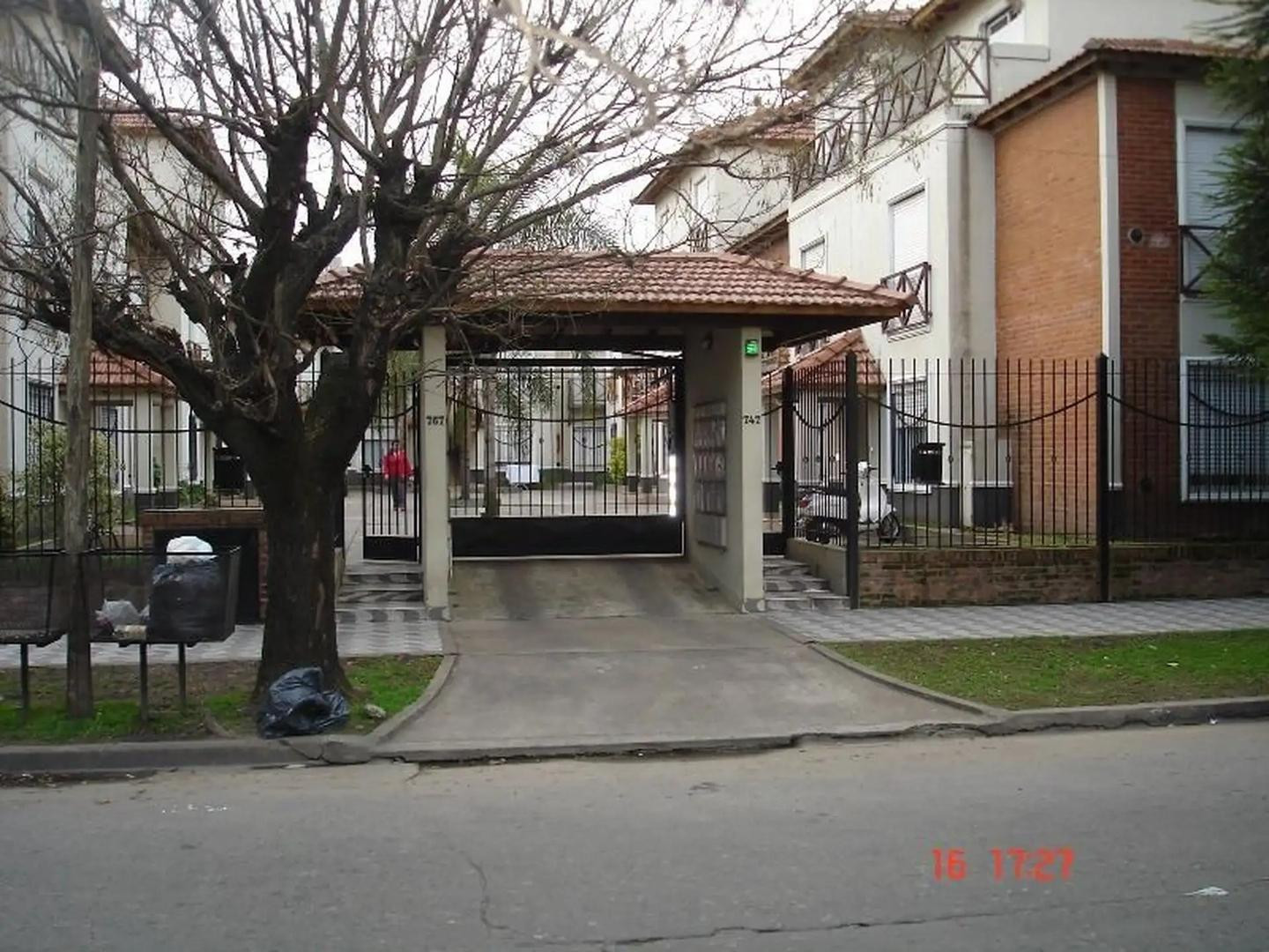 Departamento de 2 ambientes con patio y cochera en Morón