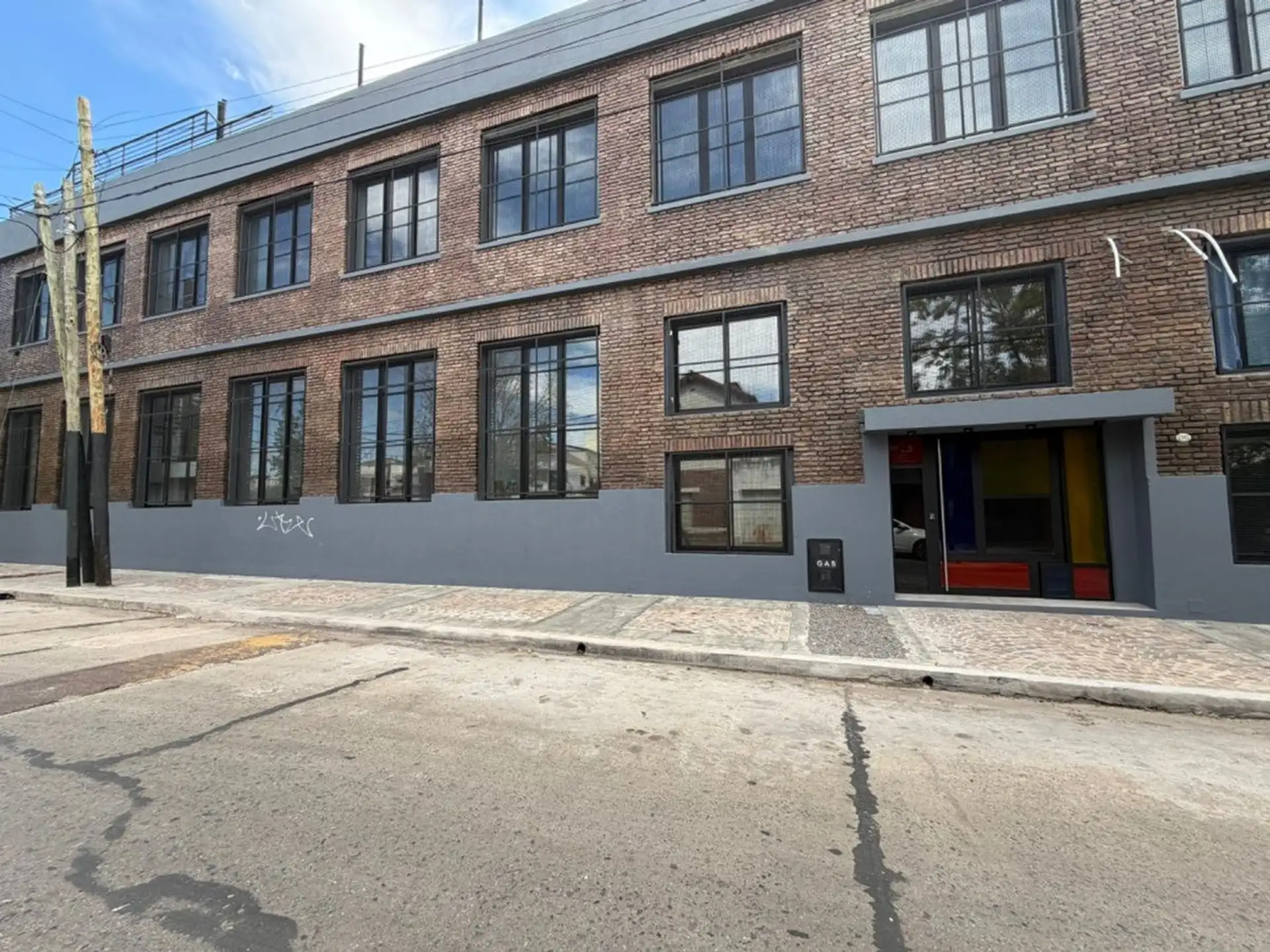 Departamento tipo dúplex de monoambiente con entrepiso en Lanús Este